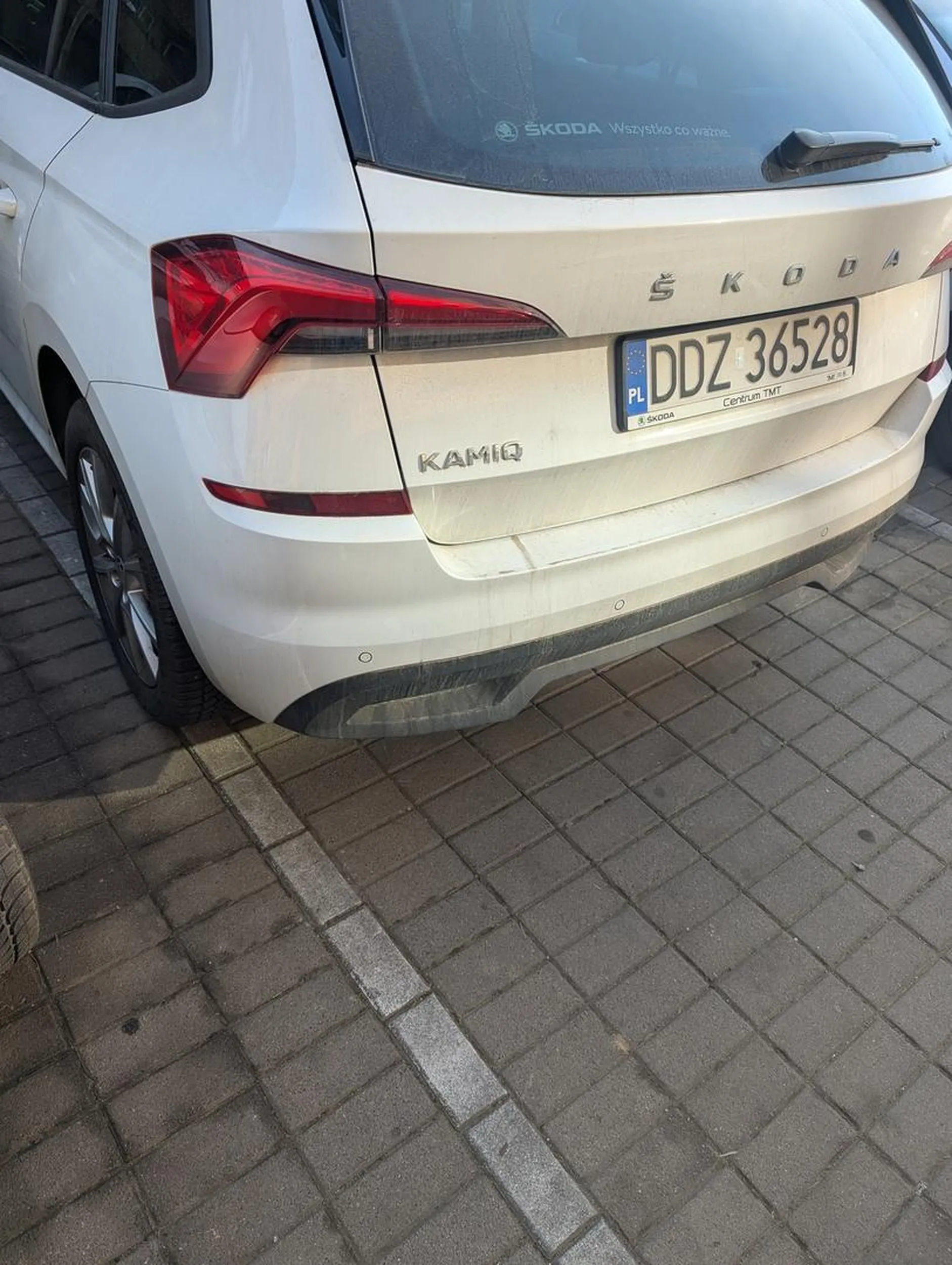 Zapisz się na kurs parkowania, albo kup sobie kolorowanie żebyś się nauczył nie wyjeżdżać za pola