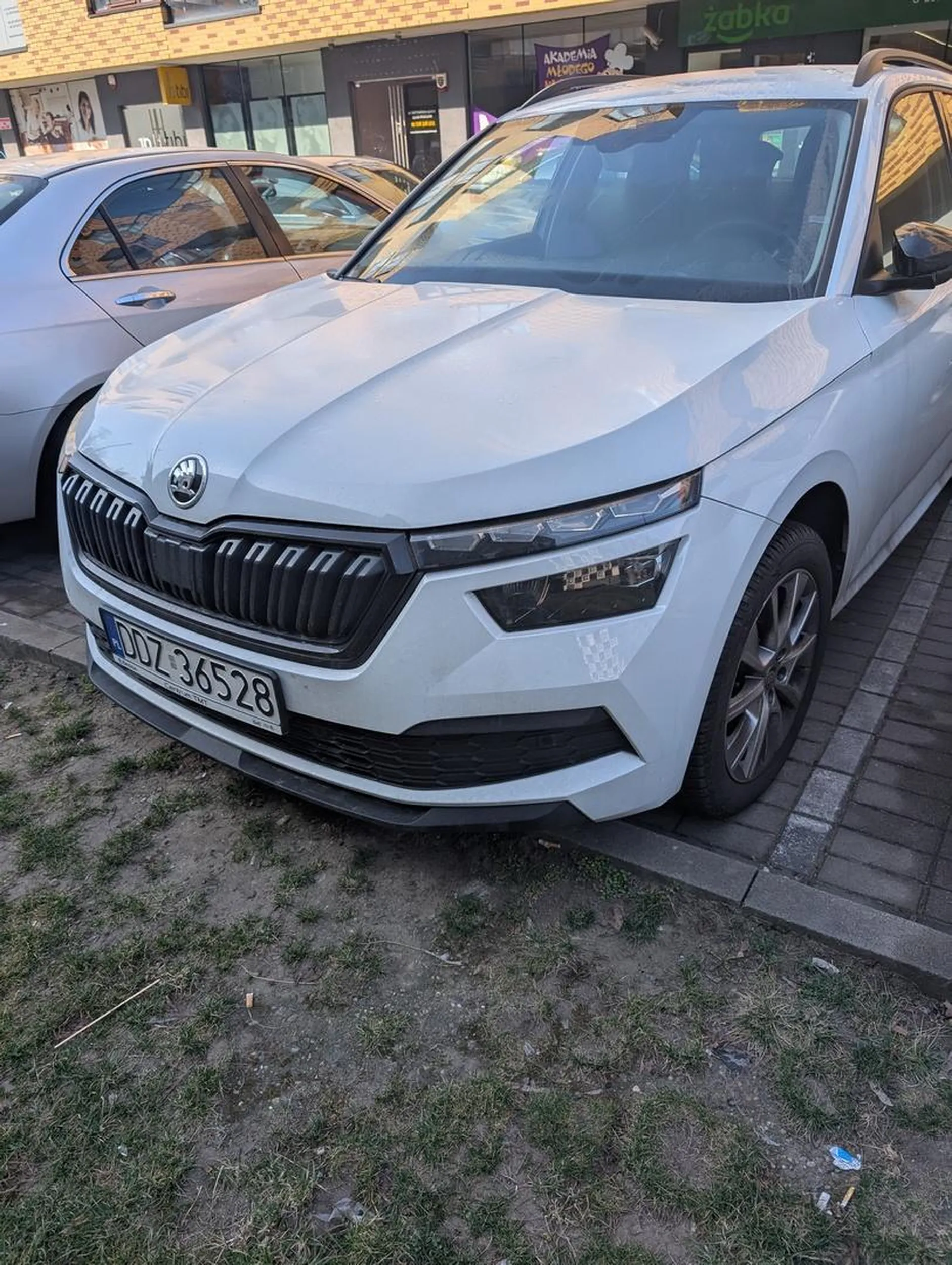 Zapisz się na kurs parkowania, albo kup sobie kolorowanie żebyś się nauczył nie wyjeżdżać za pola