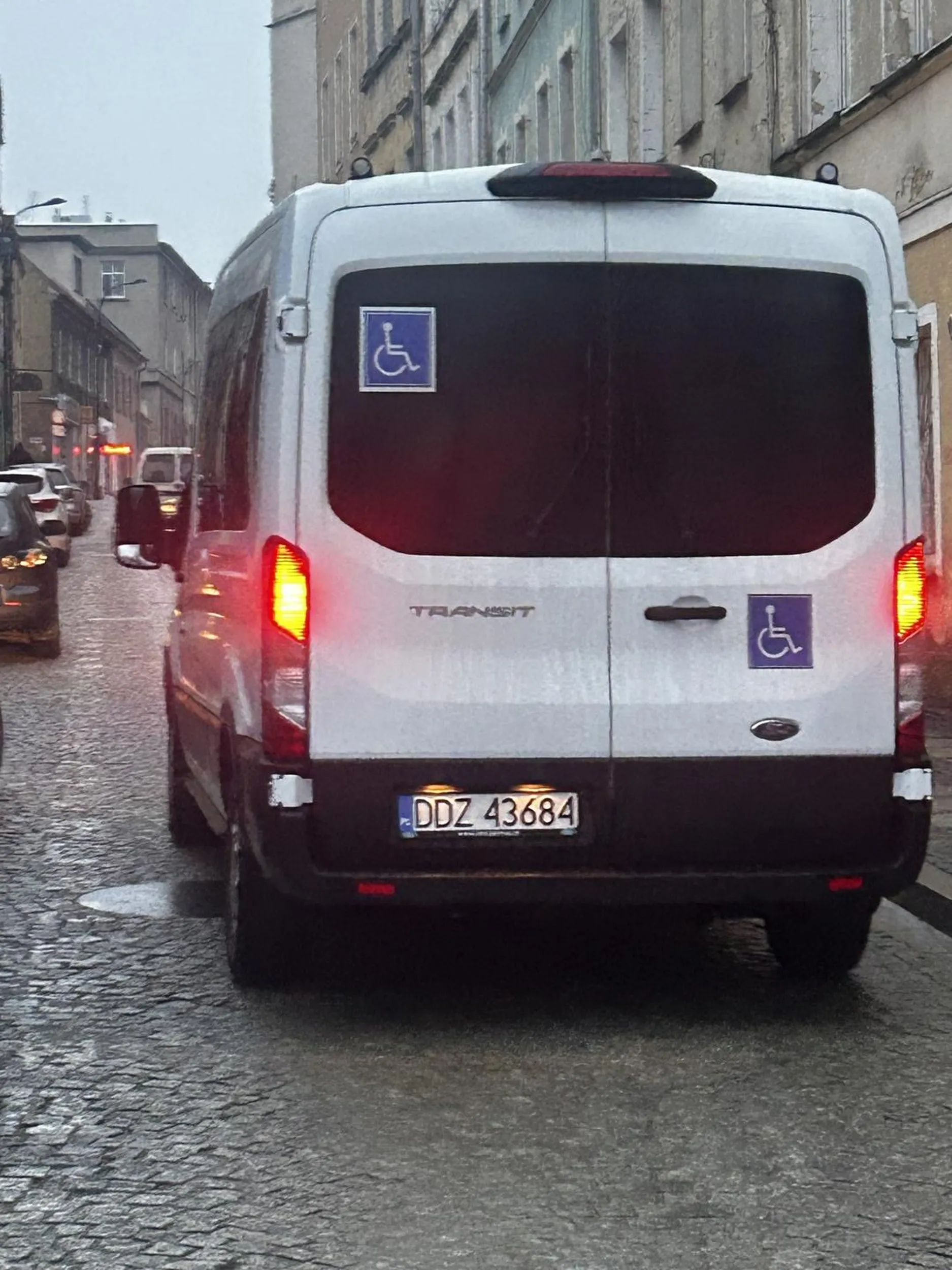 Agresywny Łysy Pan, brak jakiejkolwiek kultury osobistej jak i tej drogowej. Szuka zaczepki. Po zaistniałej sytuacji jestem w stanie wątpić w posiadanie przez niego prawa jazdy