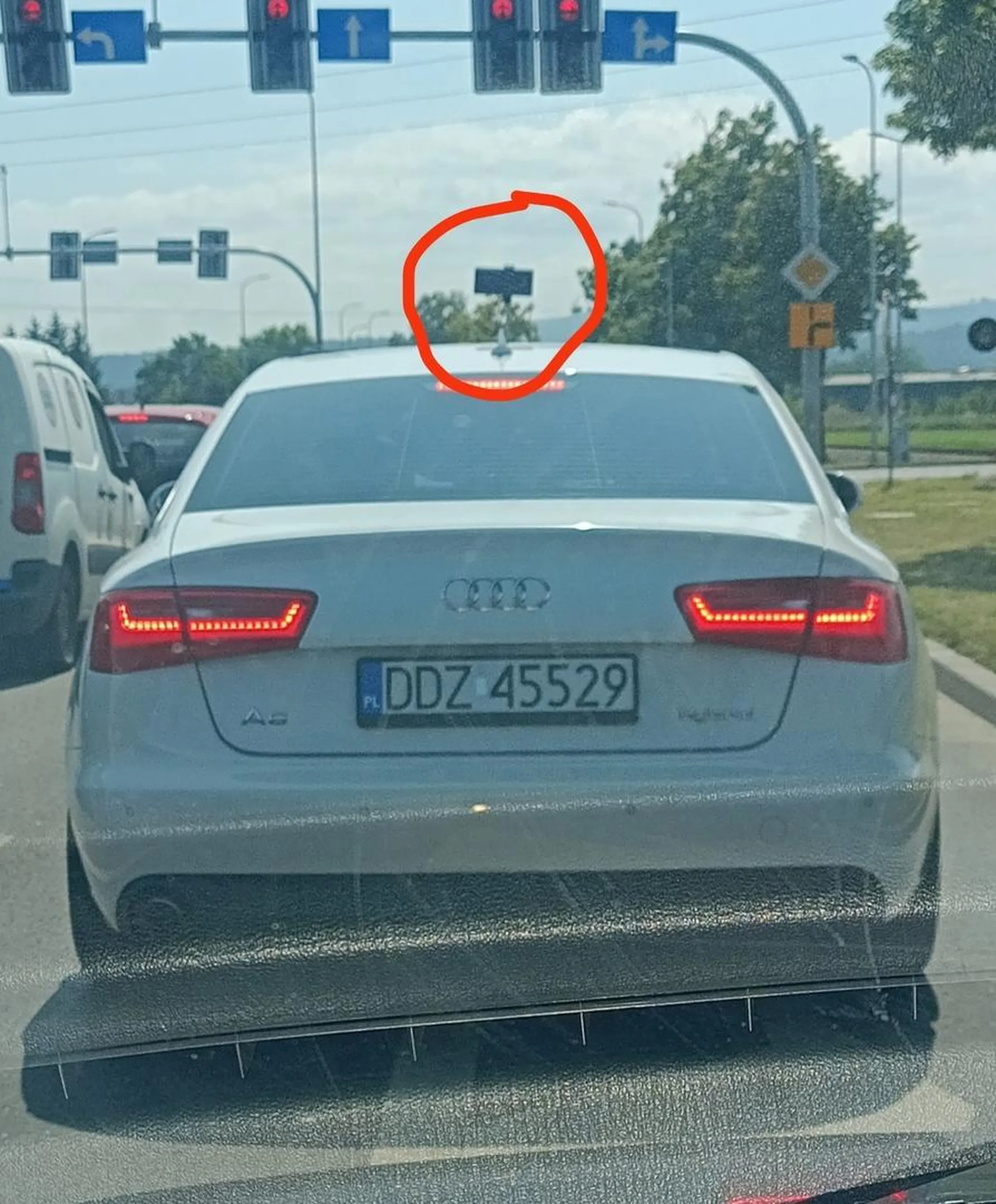 Kierowca nagrywa innych trzymając telefon na patyku przez szyberdach. Mnie nagrywał w zemście ze klakson którego użyłam gdy wyjechał przede mnie i mnie wyhamował.