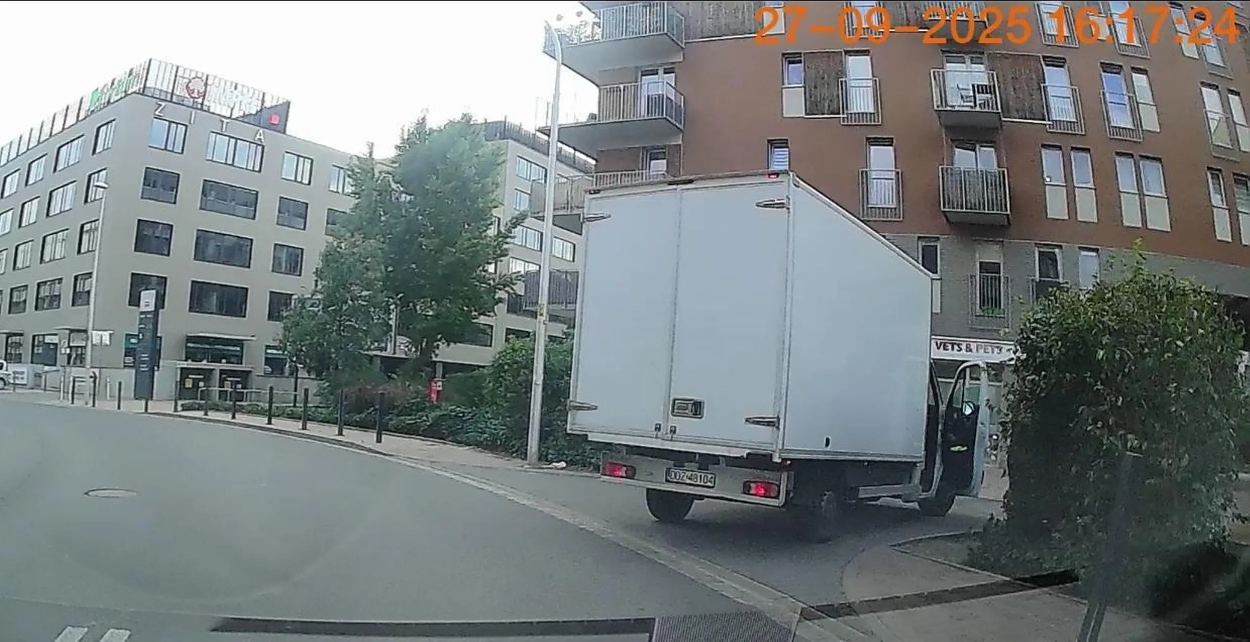 Po raz kolejny parkowanie na drodze  pożarowej-na chwilę (Słonimskiego Wrocław)