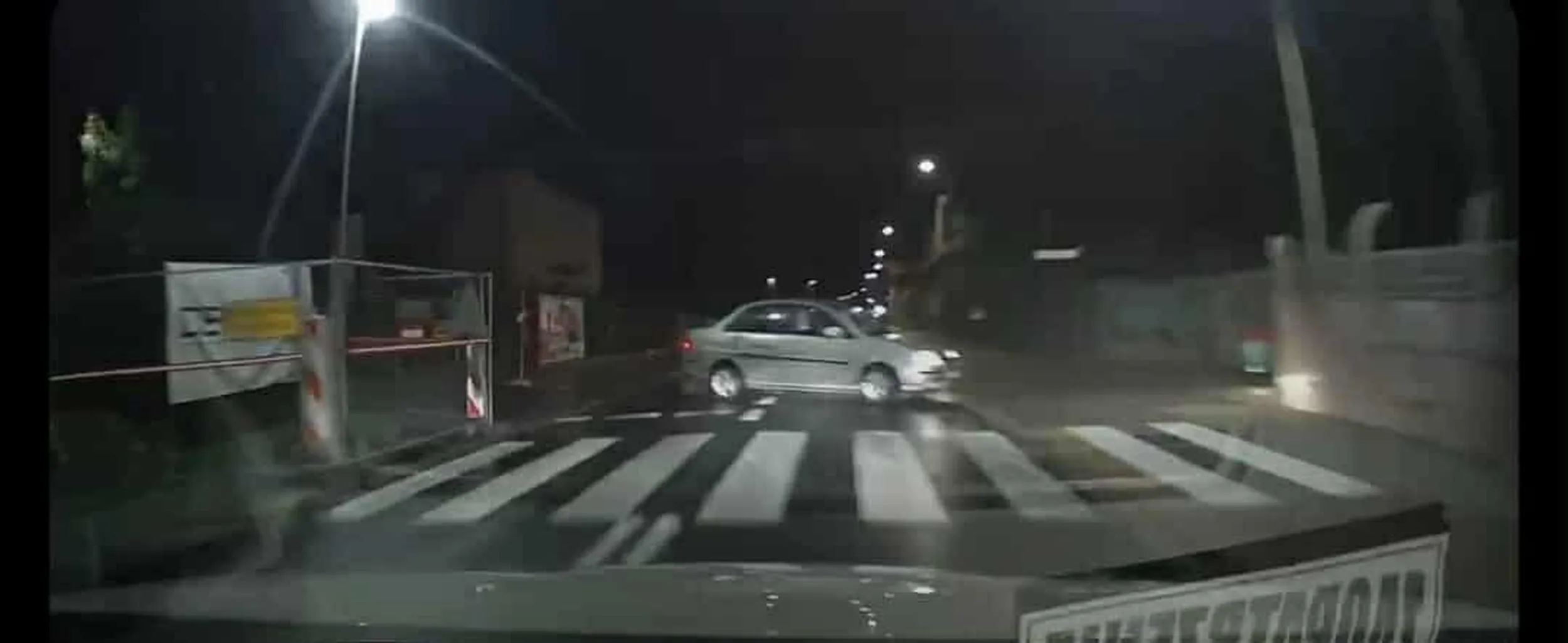 Ćpun, zagrożenie na drodze, nawet policja złapać go nie umie mimo tego że jechali tuż za nim