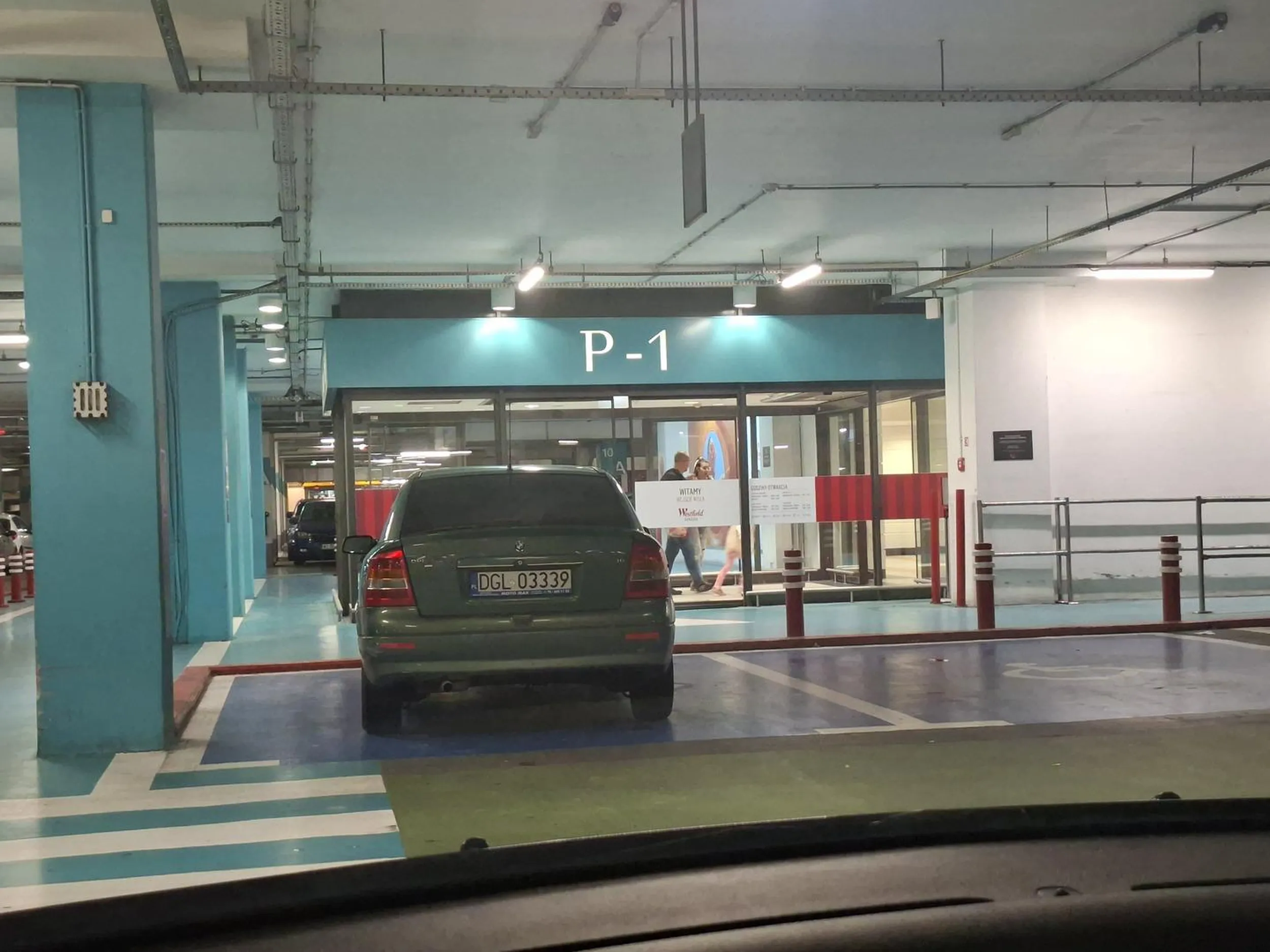 Parkowanie na miejscu dla niepełnosprawnych, ładnie bardzo ładnie ciekawe co na to policja. 5 punktów i 5 stów,  sprawa zgłoszona.