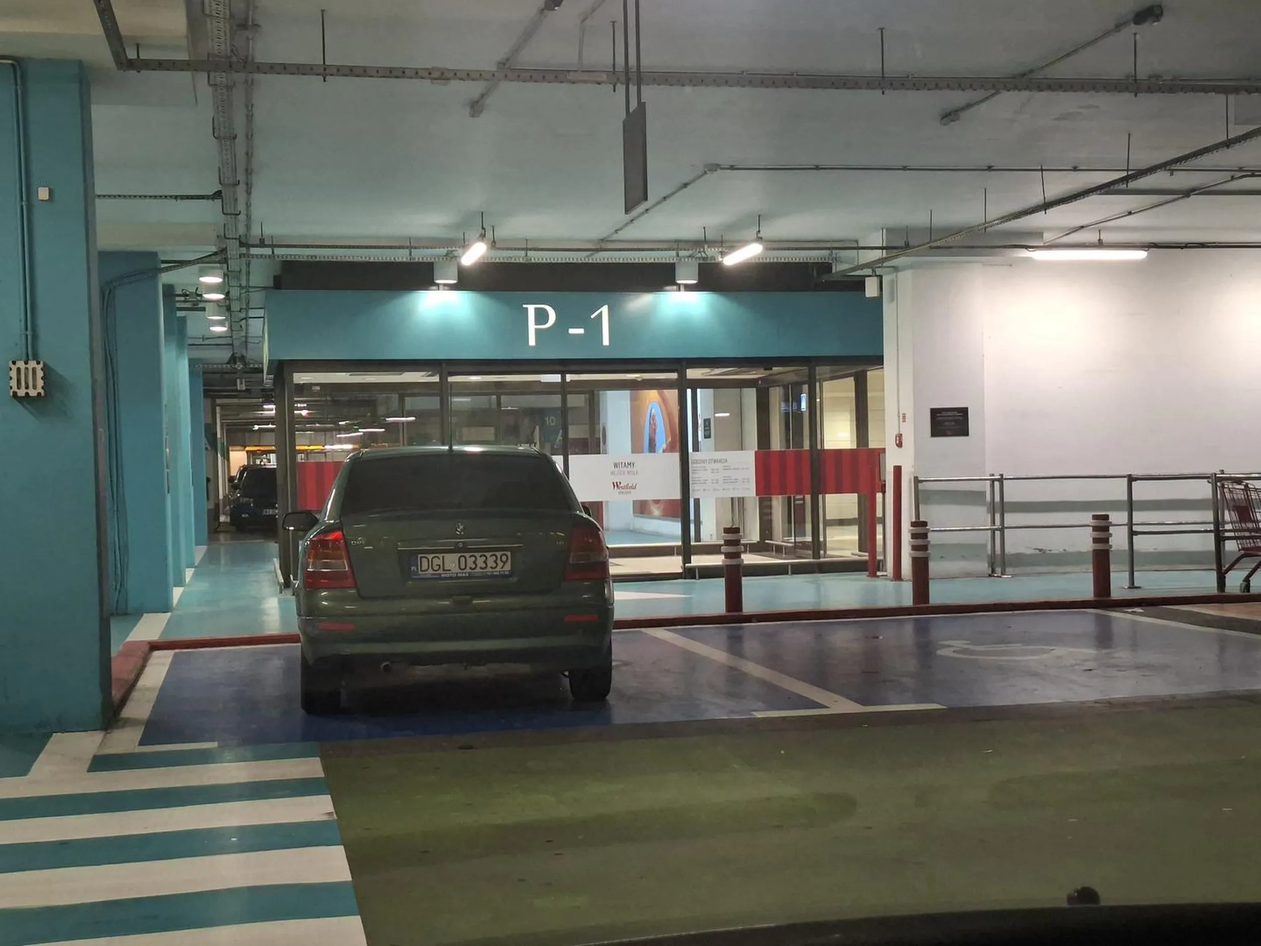 Parkowanie na miejscu dla niepełnosprawnych, ładnie bardzo ładnie ciekawe co na to policja. 5 punktów i 5 stów,  sprawa zgłoszona.