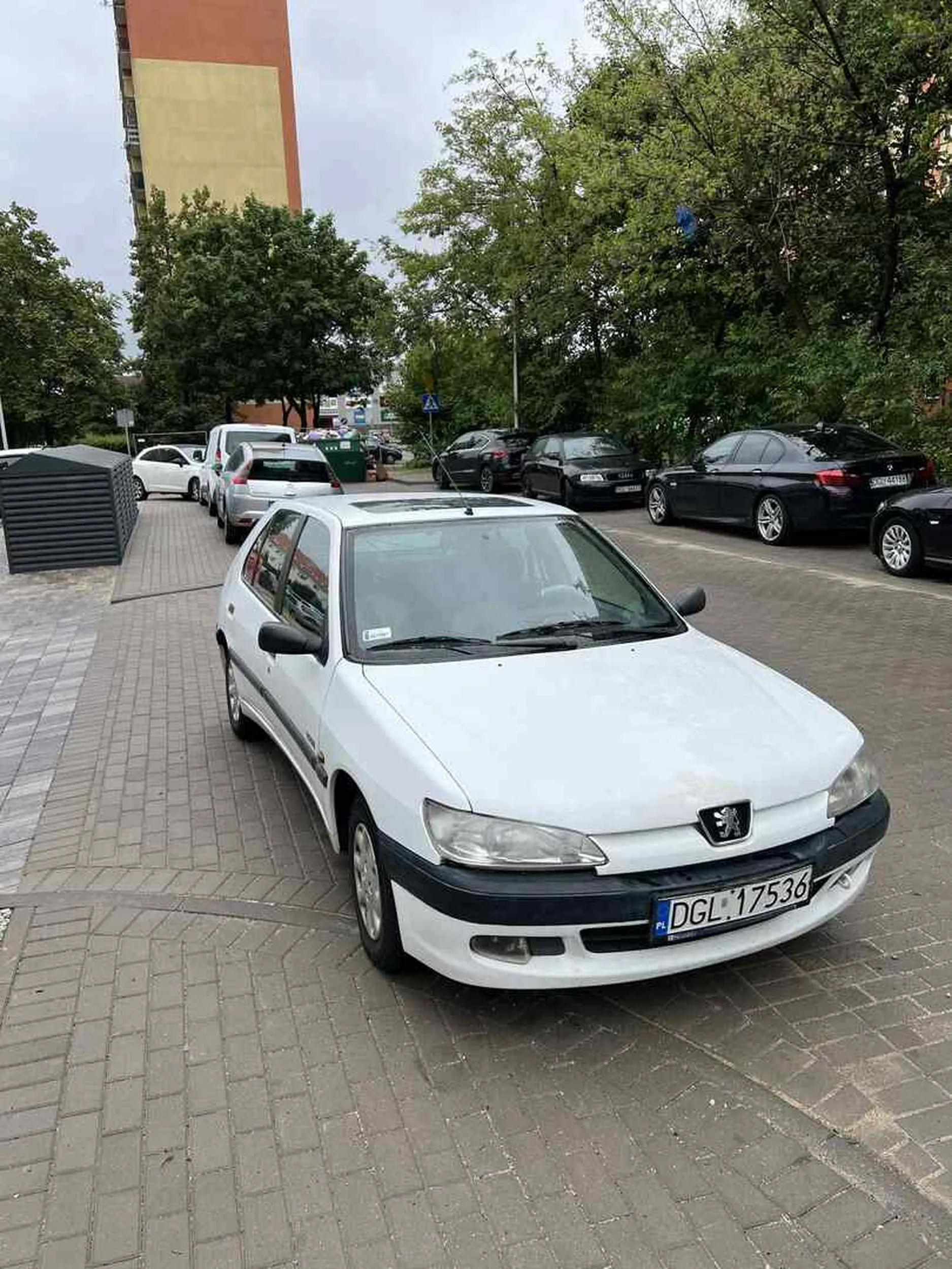 Jak można tak bezczelnie zastawiać wyjazd z garażu?! Chłopie, jak nie potrafisz jeździć to oddaj prawo jazdy!