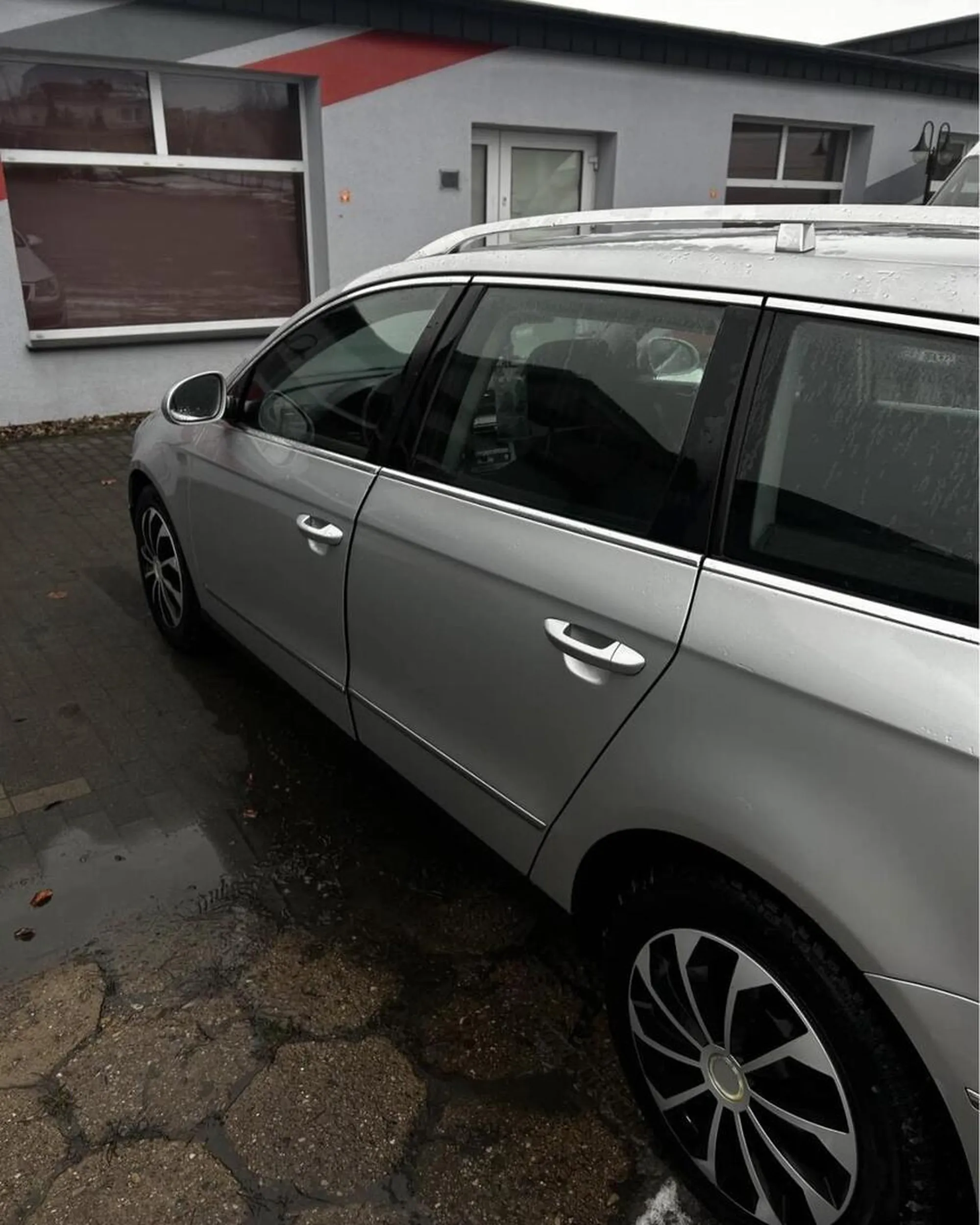 Parkuje krzywo i na chodniku, po zwróceniu kierowcy uwagi, bardzo szybko się denerwuje i ma pretensje. NIE POLECAM !