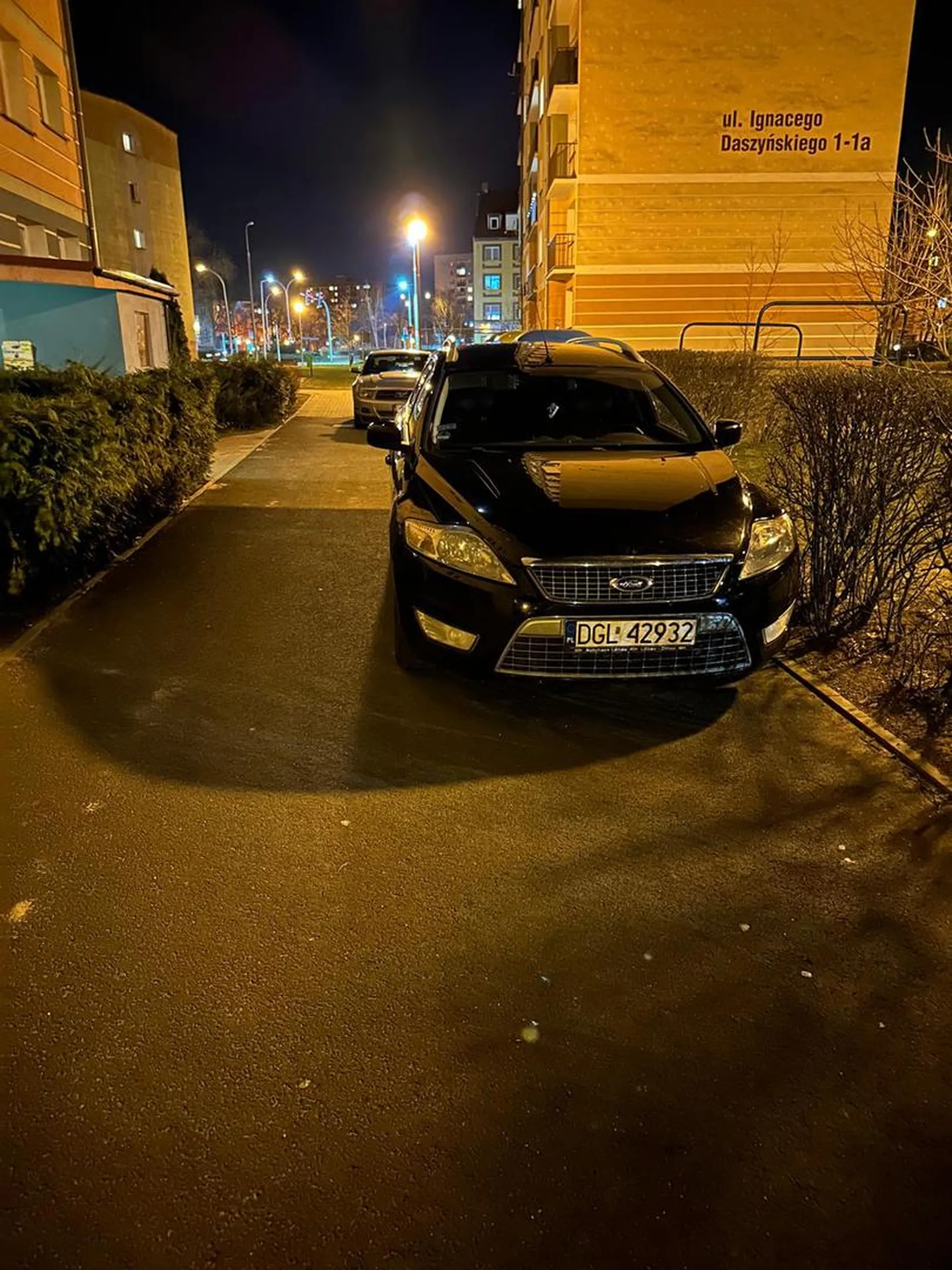 Kolejna głupota. Auta jednego właściciela. Szczyt głupoty. Gdzie miejsce dla służb? Pomocy itp. Zacznijmy na takie auta może wysypywać plastiki, szkło, papier. Ekologia. Jak mamy dojść do pojemników? May dwa Fordy. jak znalazł. Daleko nie trzeba chodzić.