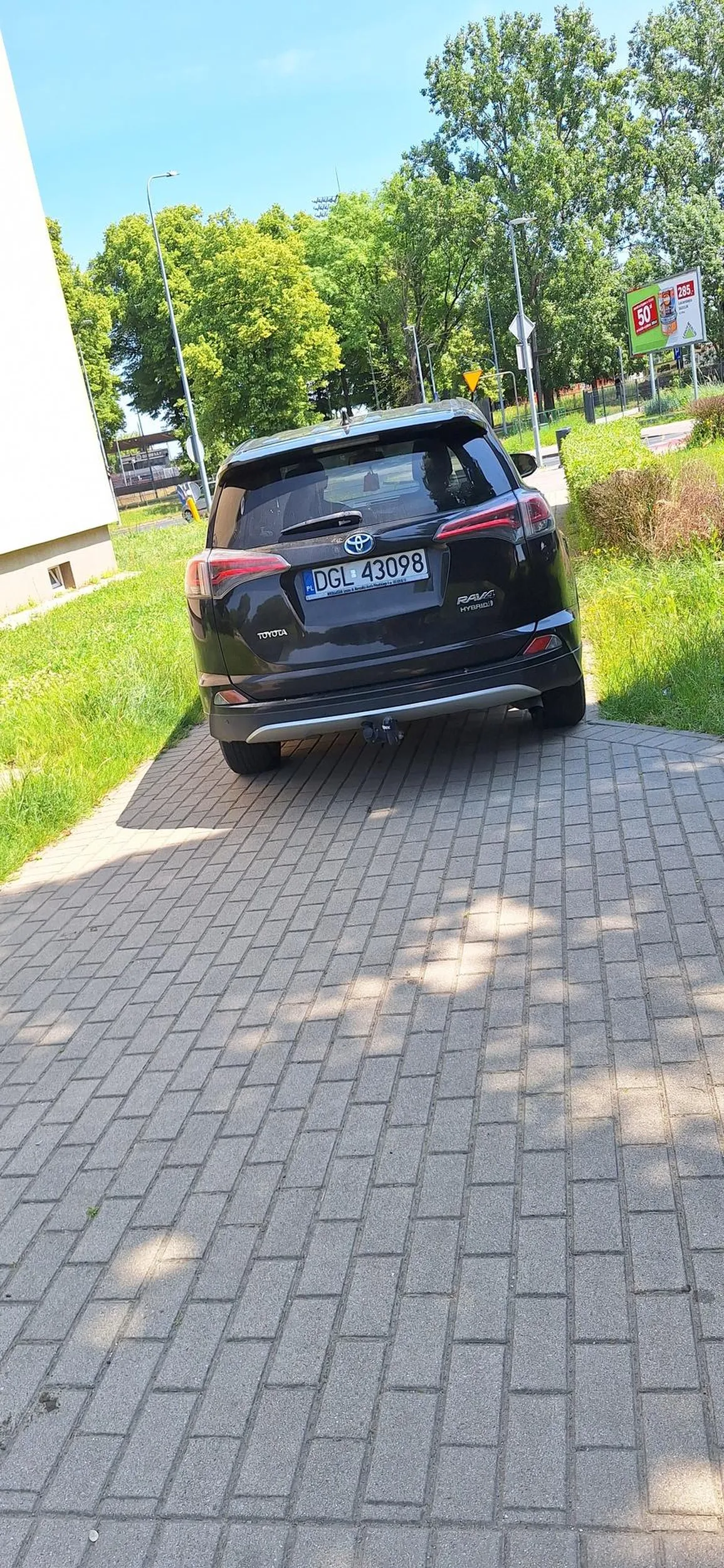 Celine podrzuca śmieci własne do śmietników na osiedlu, na bezczelnego w białym dzień nawet się nie kryjąc. Sprawa zgłoszona na Pol8che wraz ze zdjęciem pojazdu .