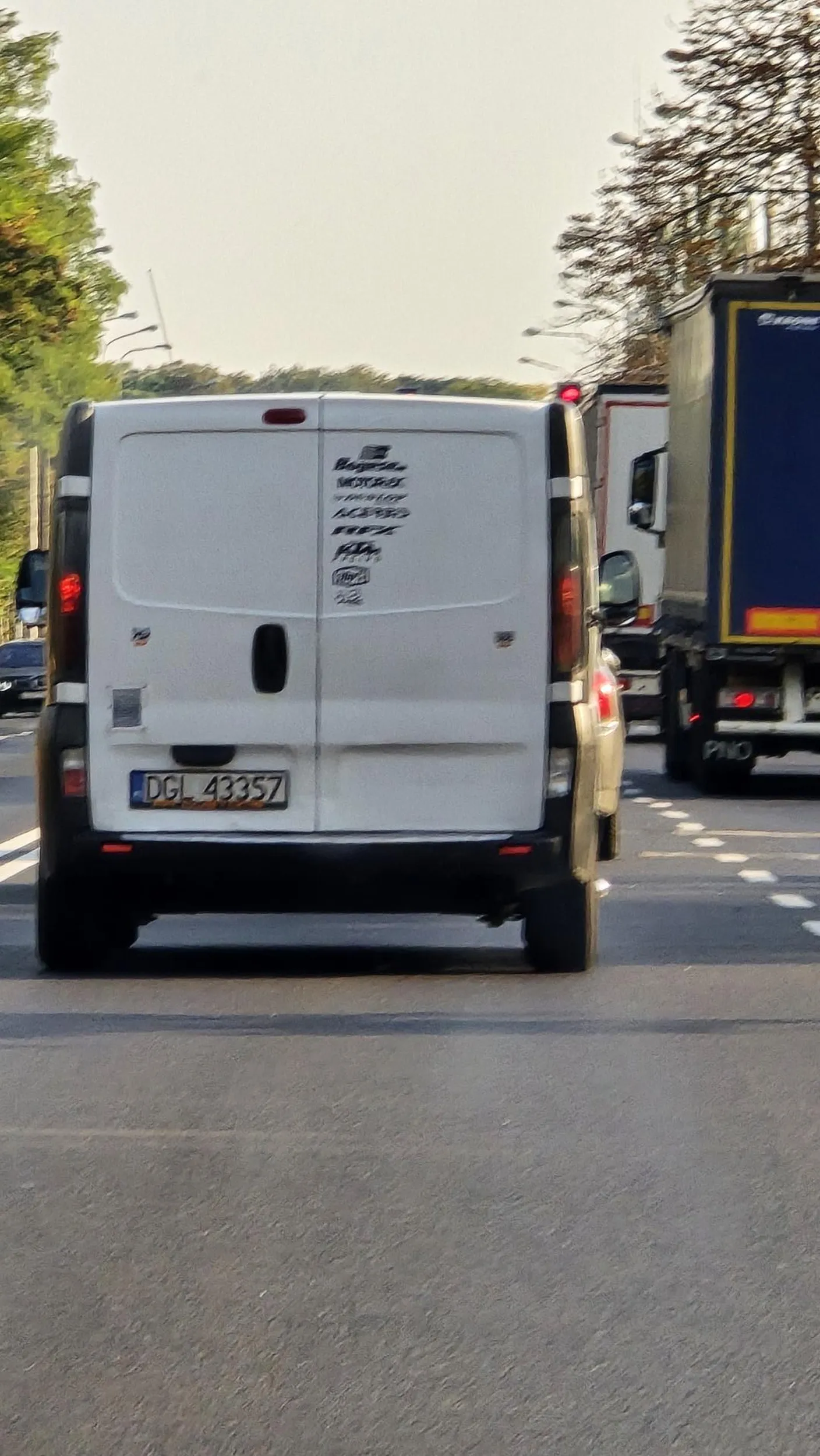 Chłopie dymisz tym zajazdem że nie da się oddychać tak przepala olej, dym jakby papierza wybierali.