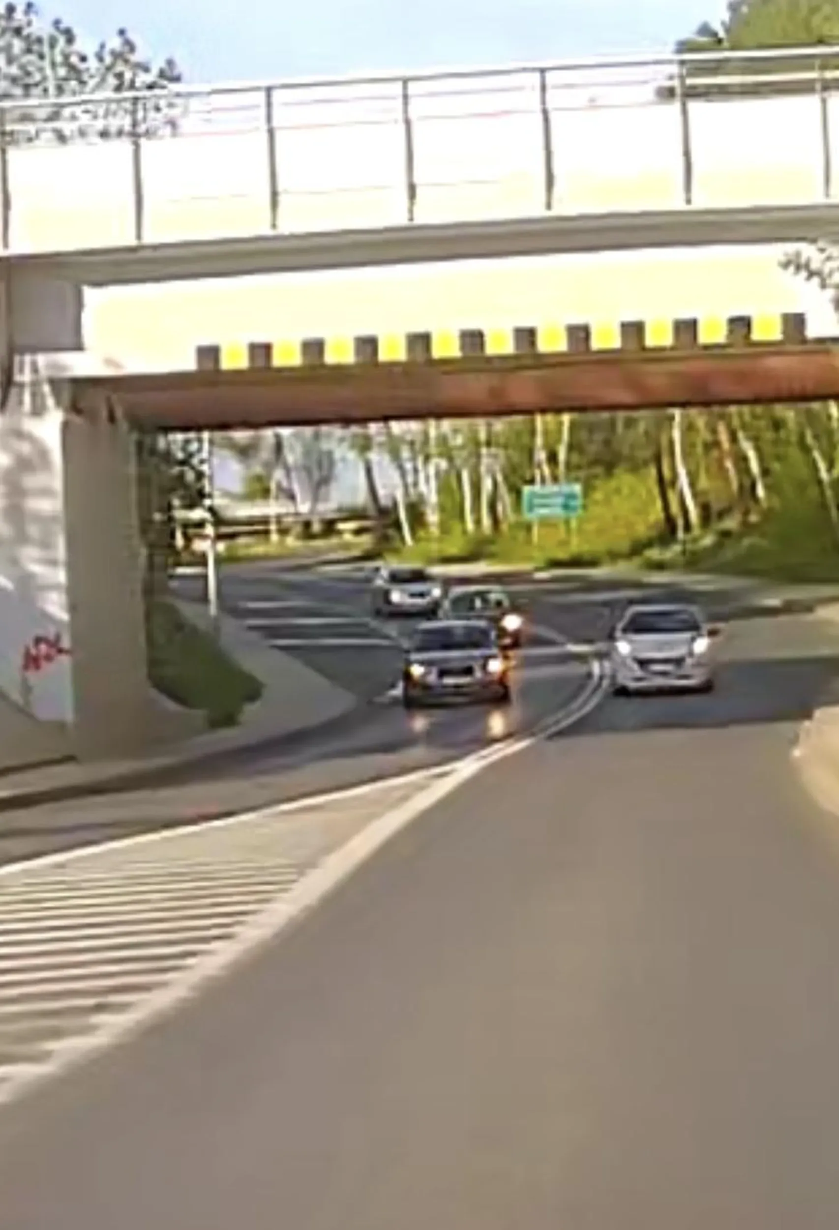 Uważajcie baba za kierownicą silna nie zależna ma citroena która jedzie jakby nie mógł próbuje wymijać i jedzie na czołówkę i nadal jedzie nie patrząc na żadne konsekwencje