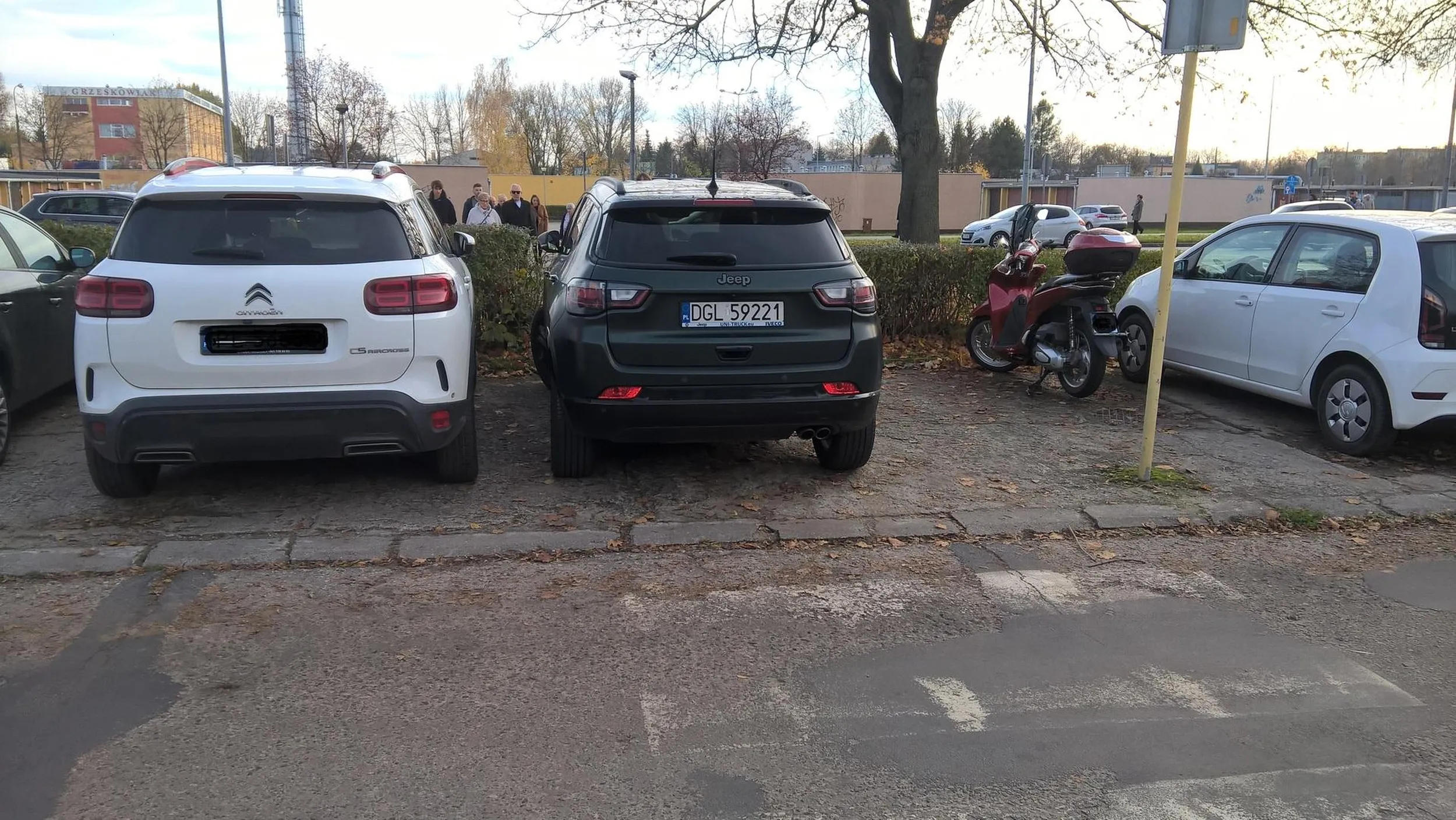 1 Listopada, 400m przed cmentarzem, ludzie idą gromadnie na cmentarz a burak staje na przejściu dla pieszych.Fakt, zebra mało widoczna ale znaki są dobrze widoczne.