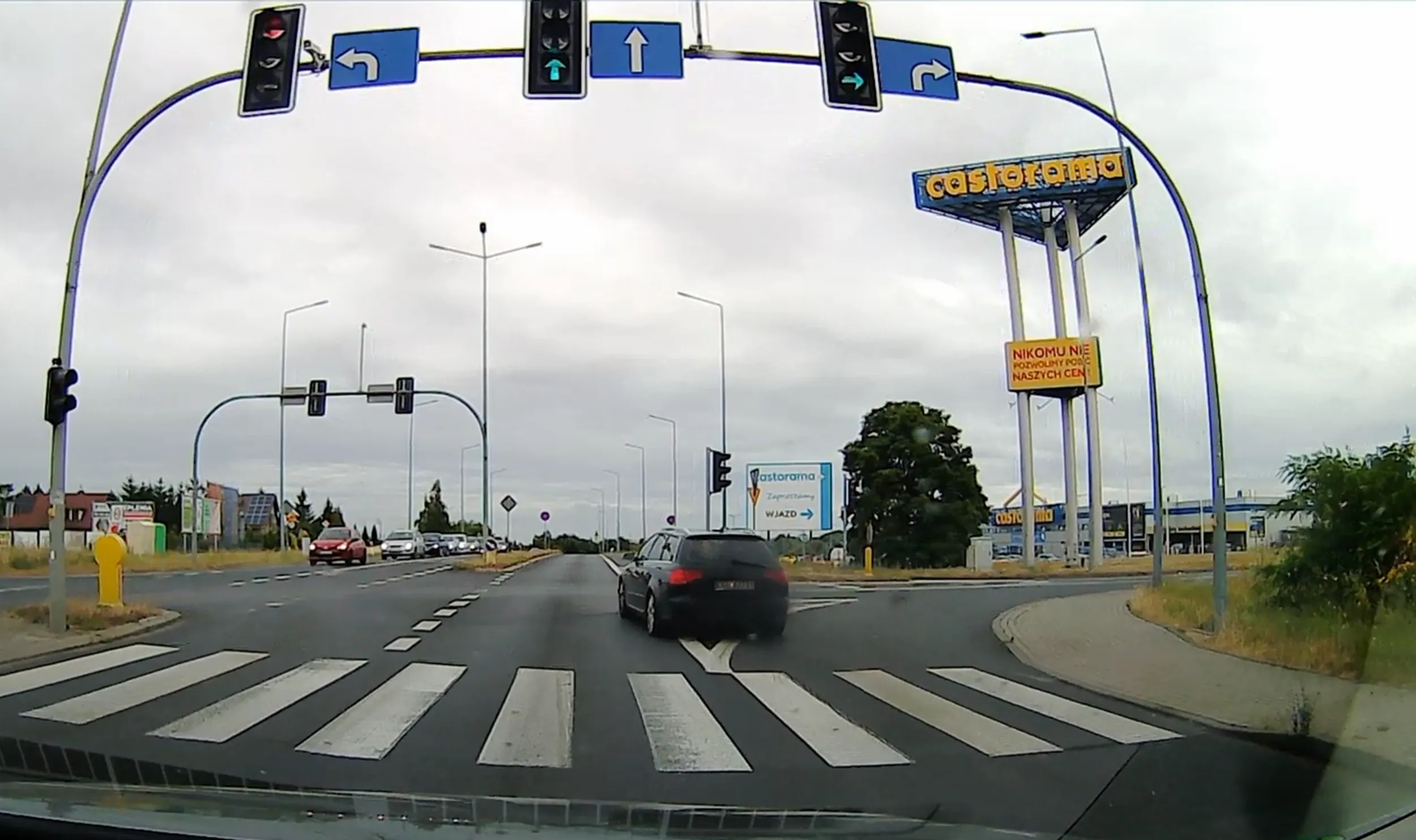 Jedzie na wprost wyprzedzając pasem do skrętu.