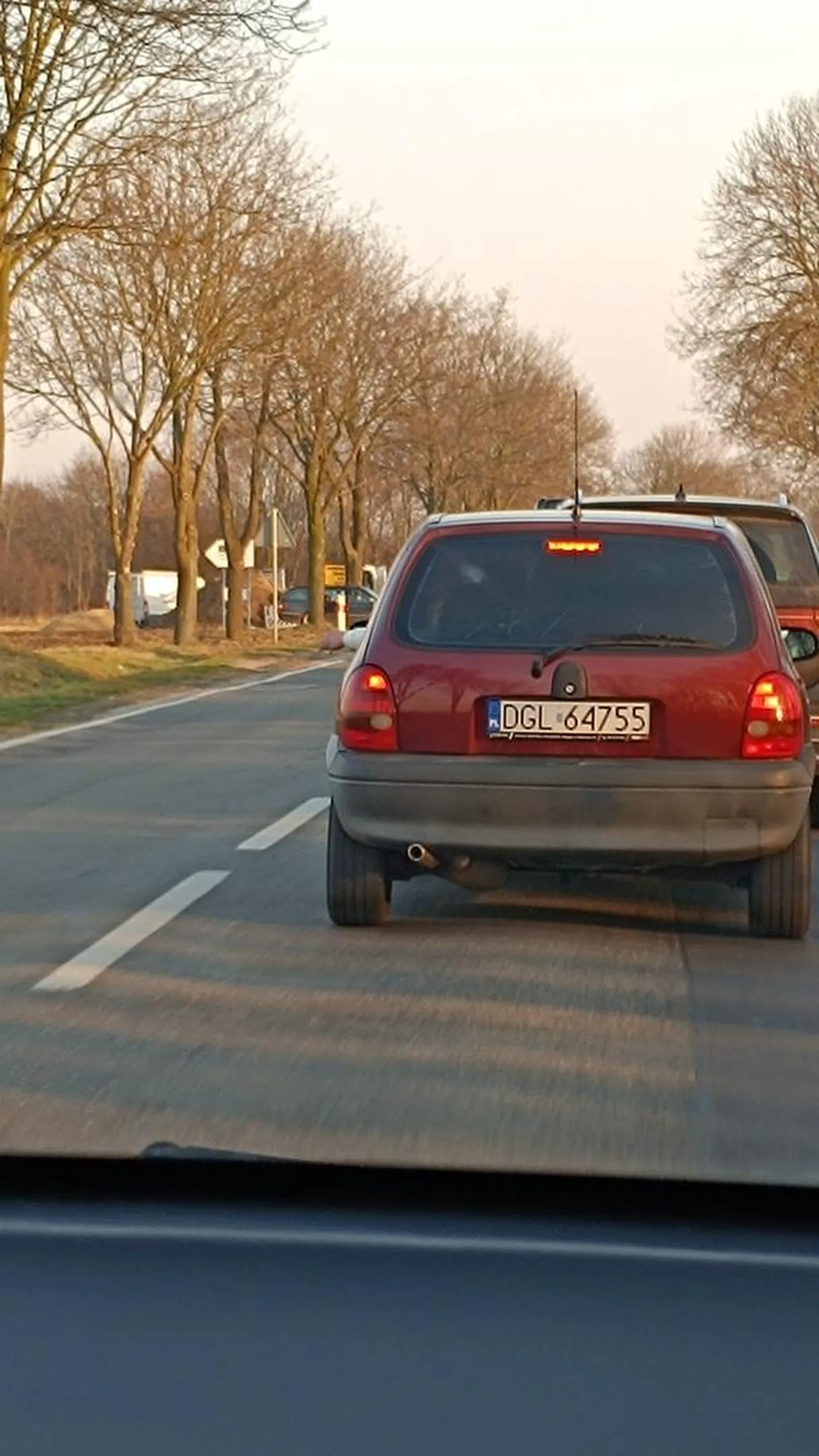 Pety wyrzuca się do popielniczki, a nie na samochody jadące za tobą, śmieciarzu :) No i nie każdy stojąc w korku musi słuchać tej samej muzyki co ty