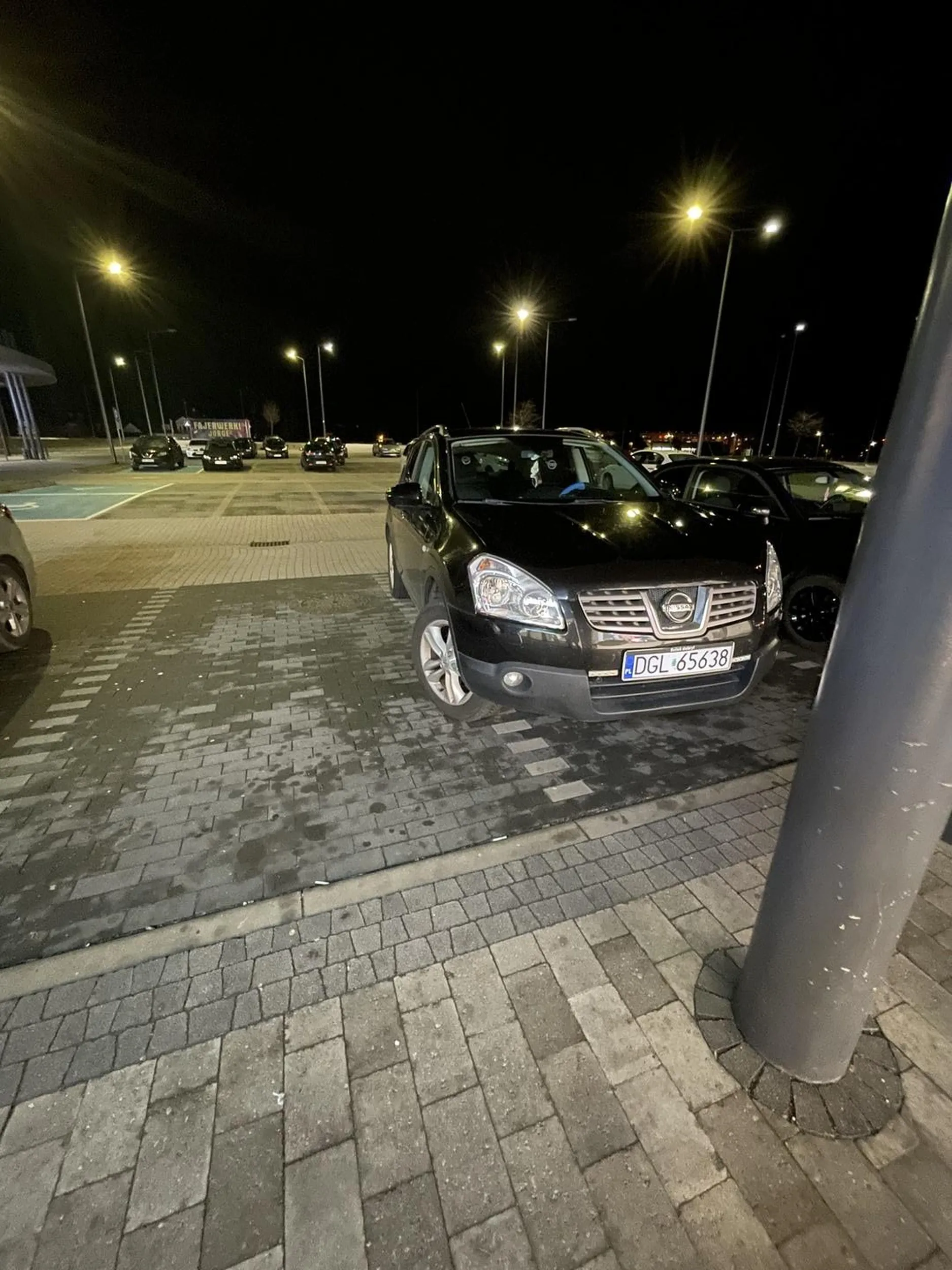 Tyle wolnego miejsca na parkingu ale NIE!!! Trzeba wjechać prawie do sklepu i to zajmując dwa miejsca parkingowe. Brawo Ty