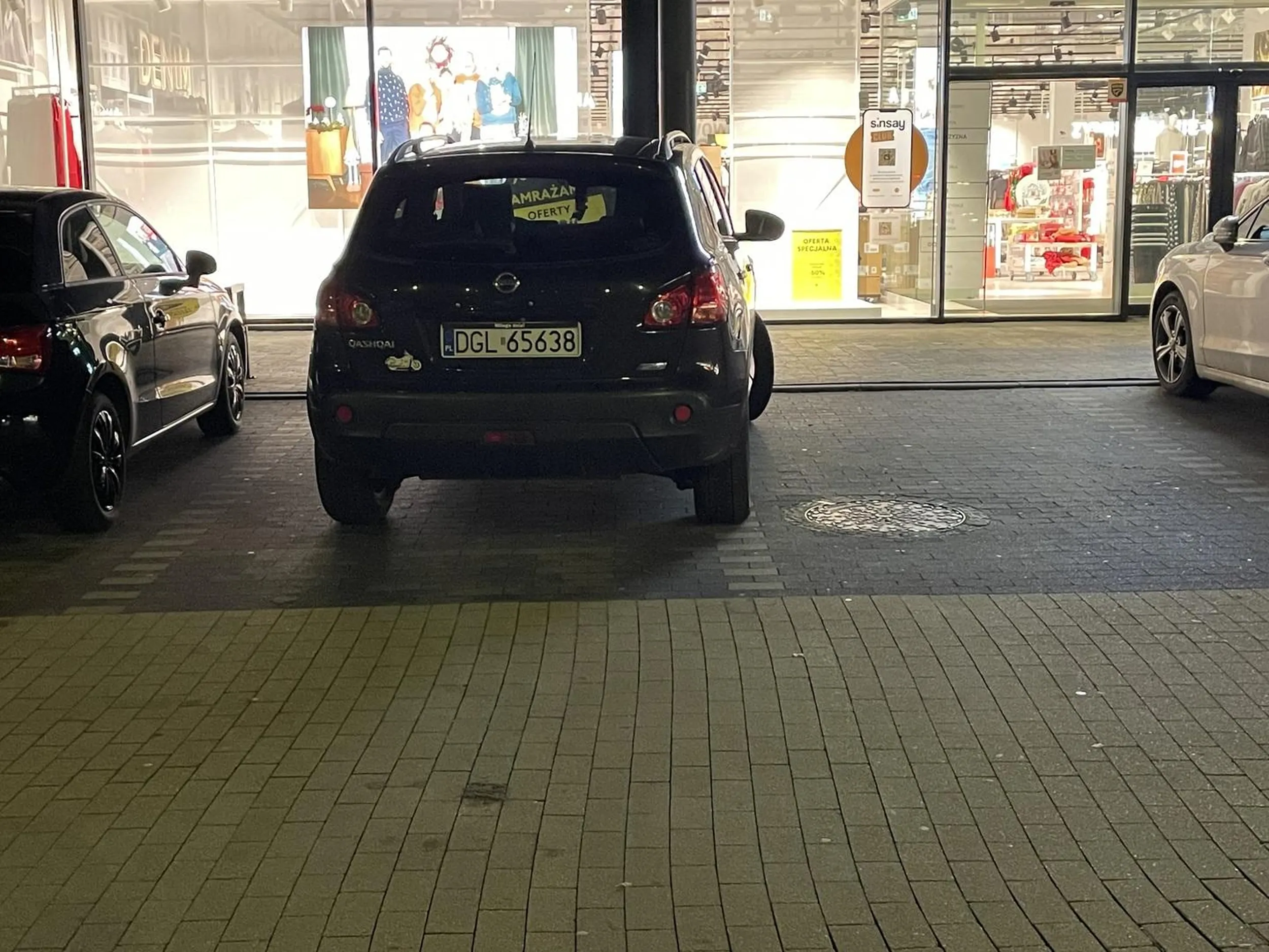 Tyle wolnego miejsca na parkingu ale NIE!!! Trzeba wjechać prawie do sklepu i to zajmując dwa miejsca parkingowe. Brawo Ty