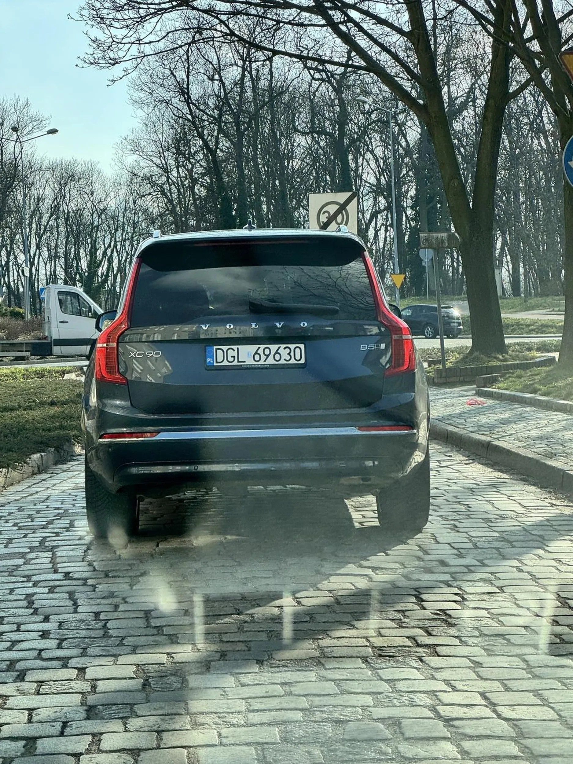 Jeżeli widzicie go w pobliżu to uważajcie. Prawo jazdy znalezione w chipsach. Kompletnie nie zna przepisów a dla niego każda droga "na wprost" jest drogą z pierwszeństwem