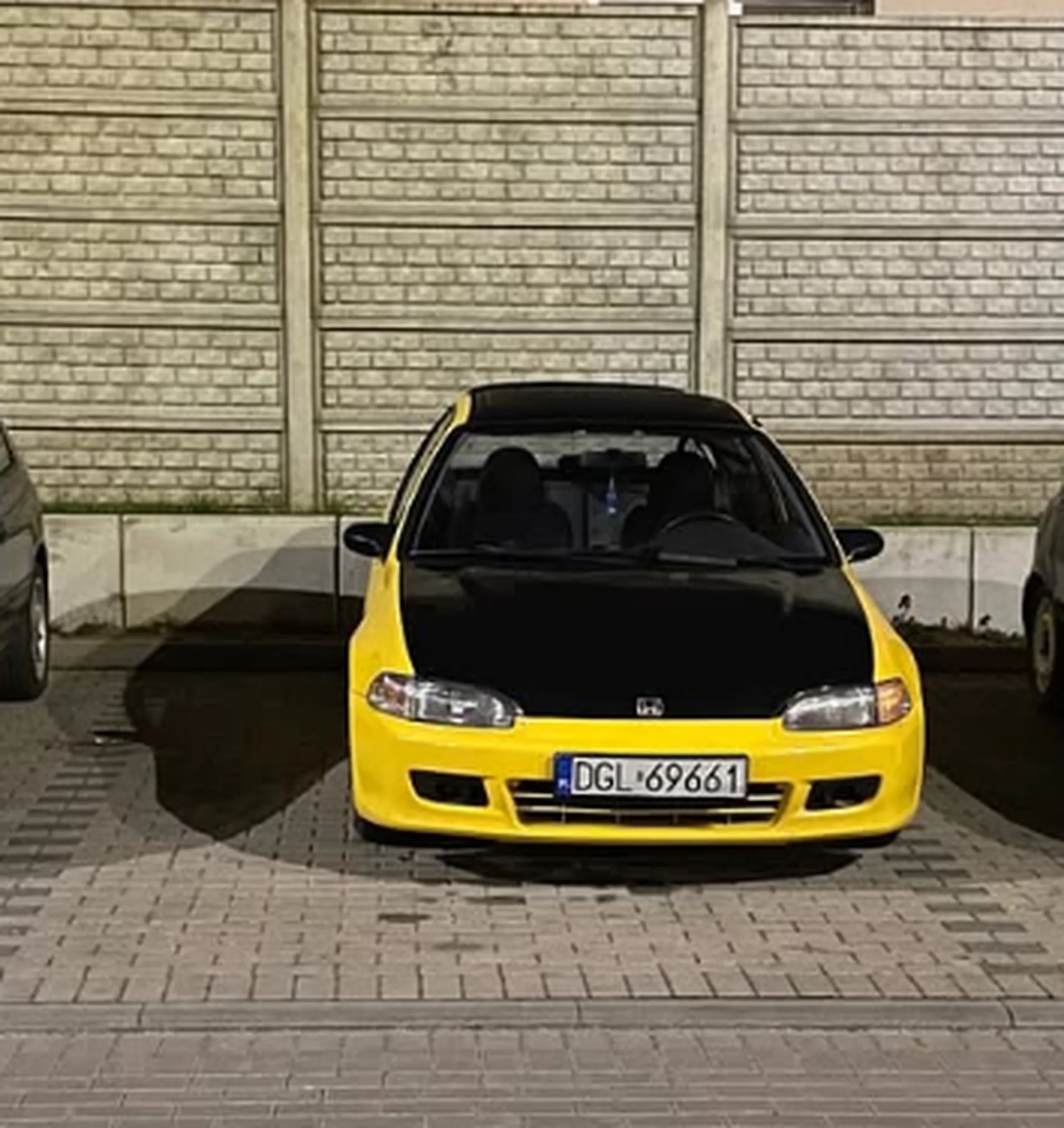 cymbał nie potrafi prosto parkować w dodatku straszy wydechem starszych ludzi