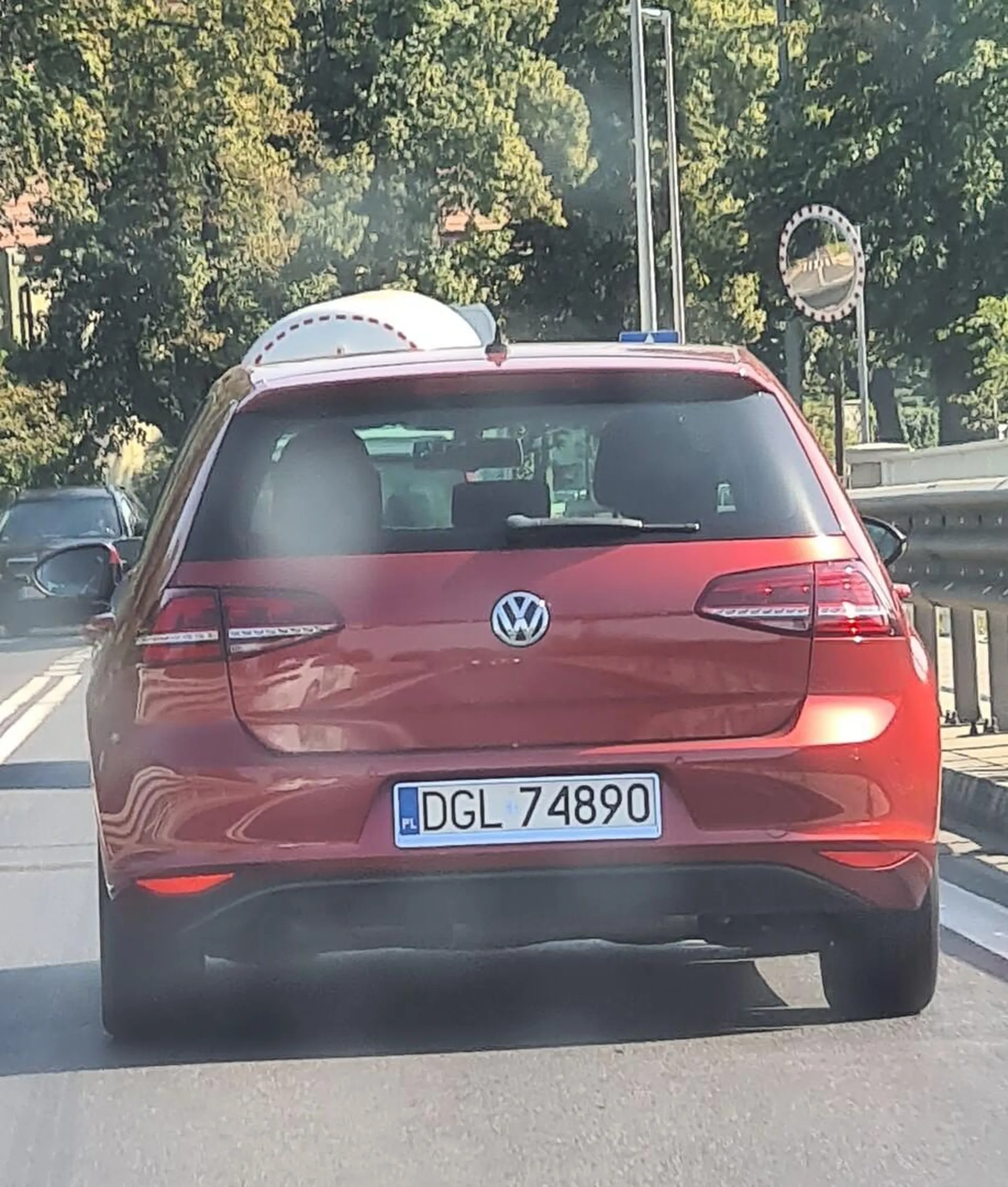 Buc co najpierw wyprzedza na trzeciego a potem wciska się w kolumnę pojazdów, powodując szereg awaryjnych hamowań.