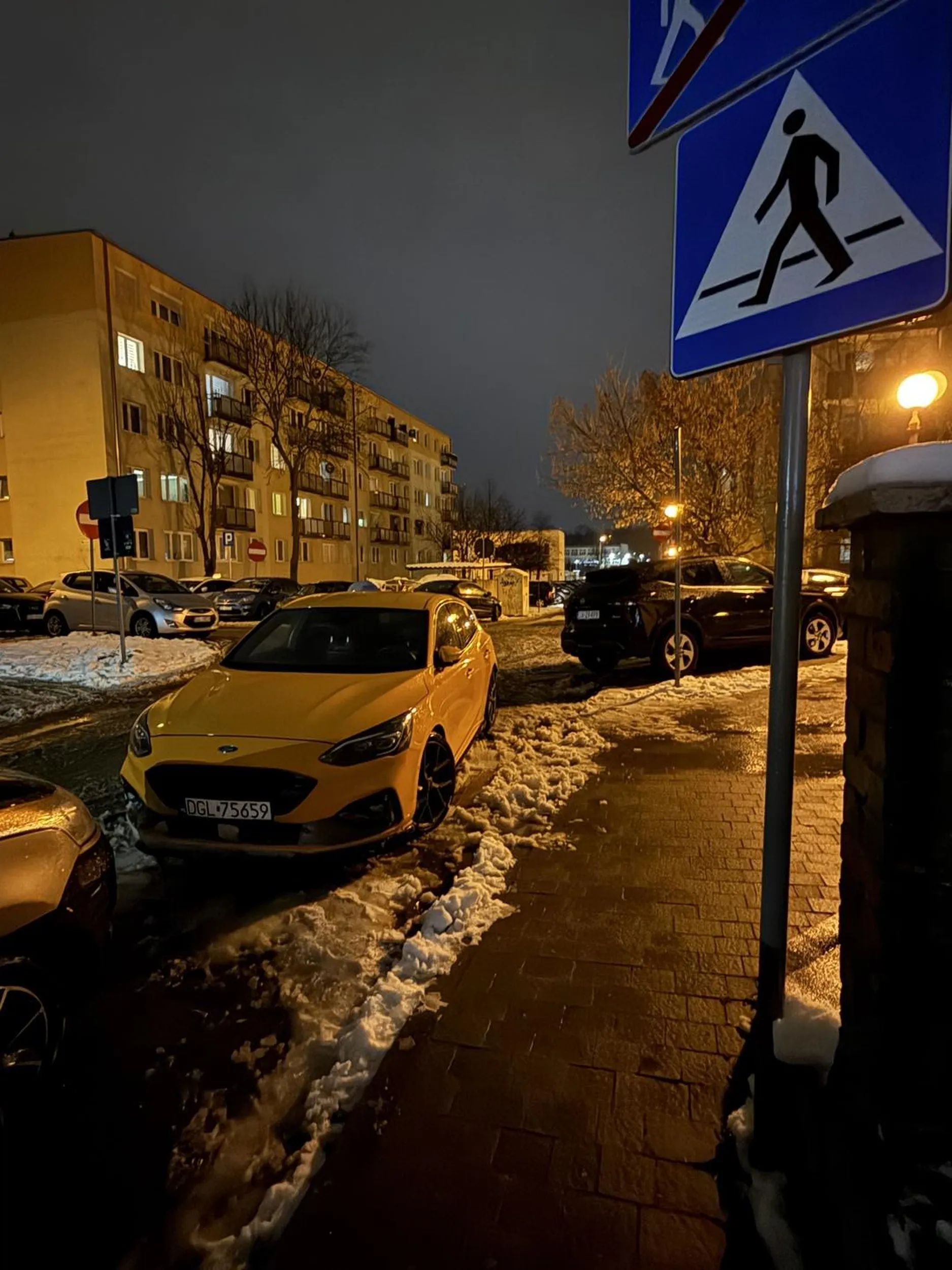 Czas chyba się nauczyć że na przejściu dla pieszych się nie parkuje…