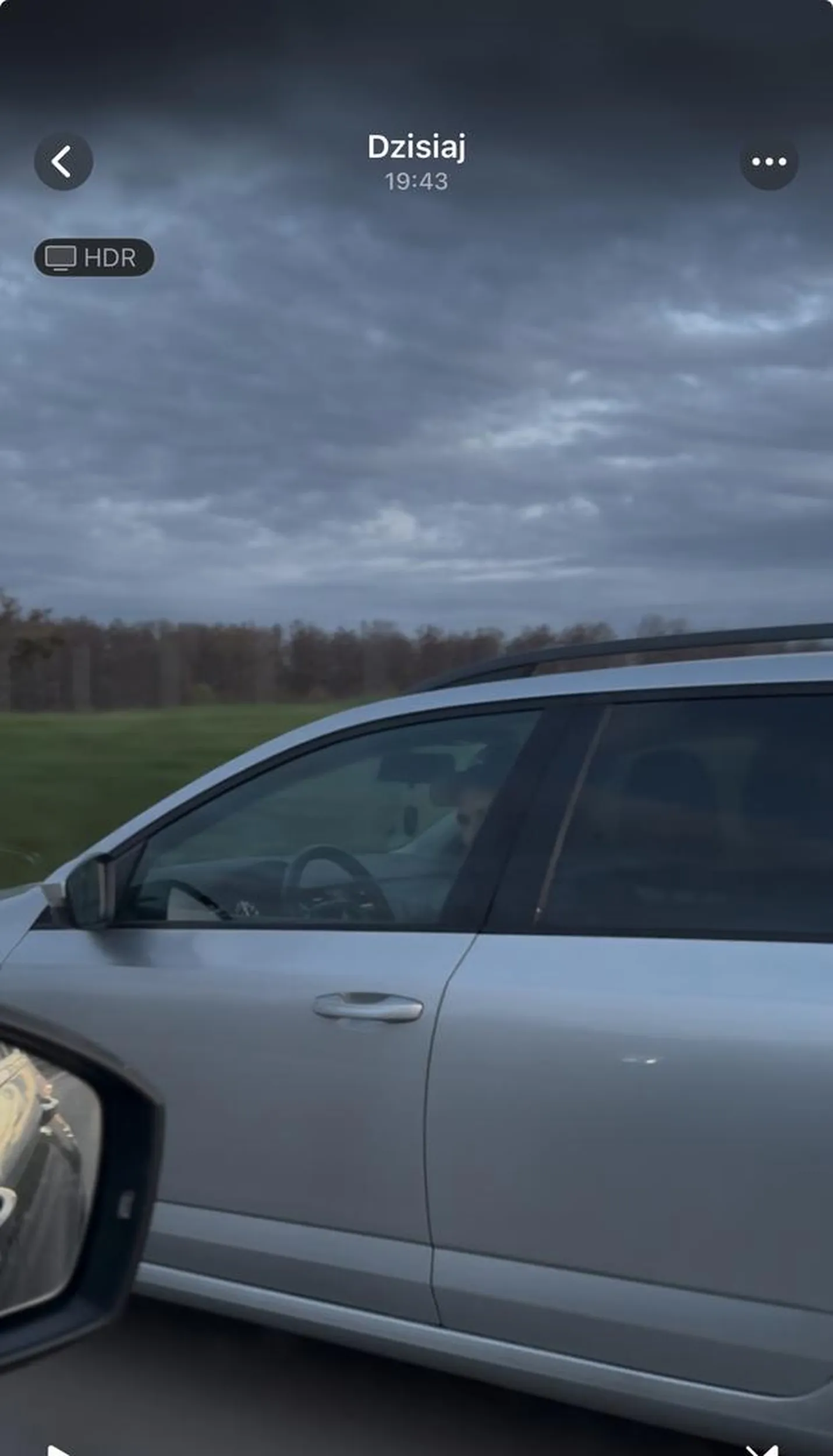 Pierwszy raz spotkalem sie na drodze z tak agresywnym i nieodpowiedzialnym kierowca. Srebran skoda sciagla sie z autami , zajechal mi droge i hamowala na maksa przed maska. Przy zrownaniu się bokami aut wykonal mamewr gwaltownego wjazdu w bok mojego samochodu. W skrocie totalny wiesniak i kretyn.