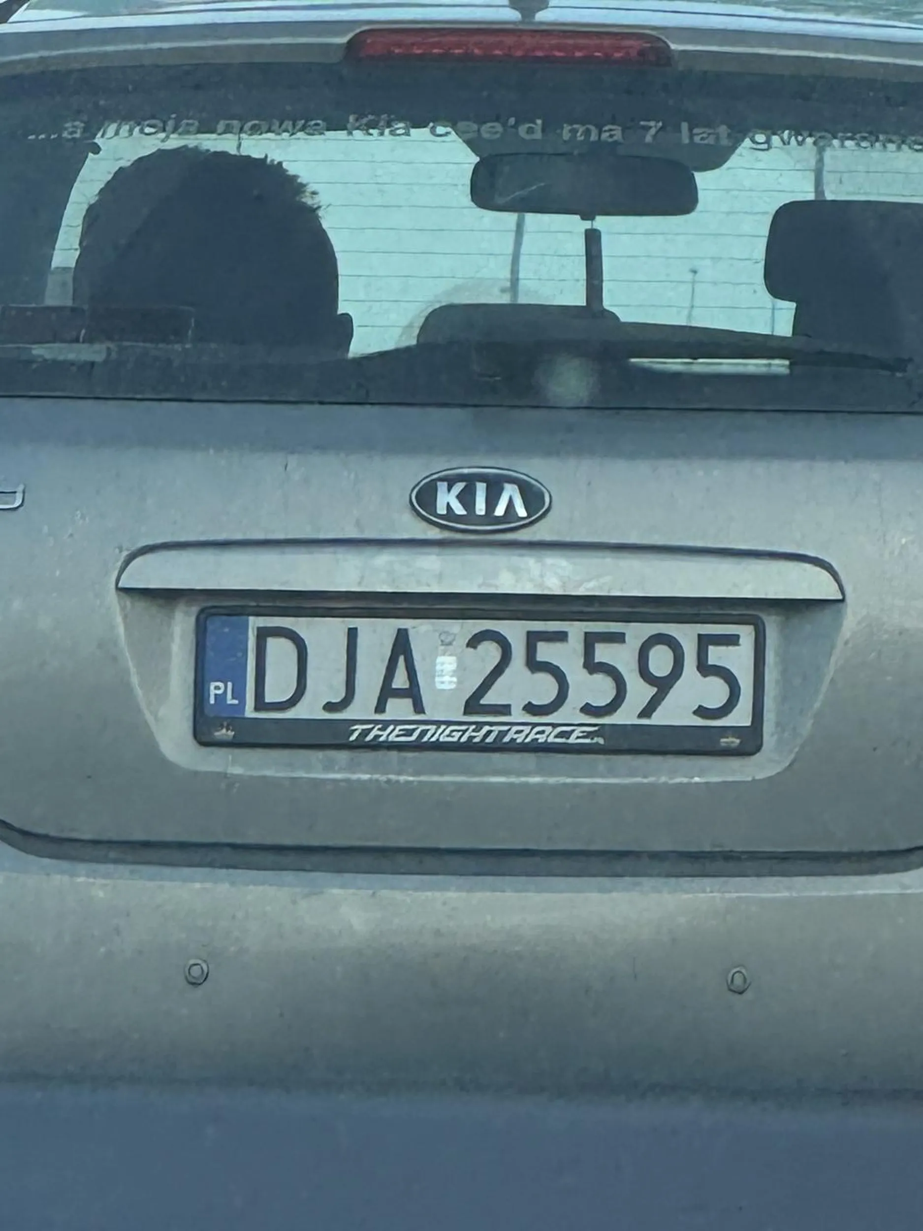 Jeździ jak krowa i się wpierdala. Kierowca nie jeździ przepisowo. Nie pozdrawiam