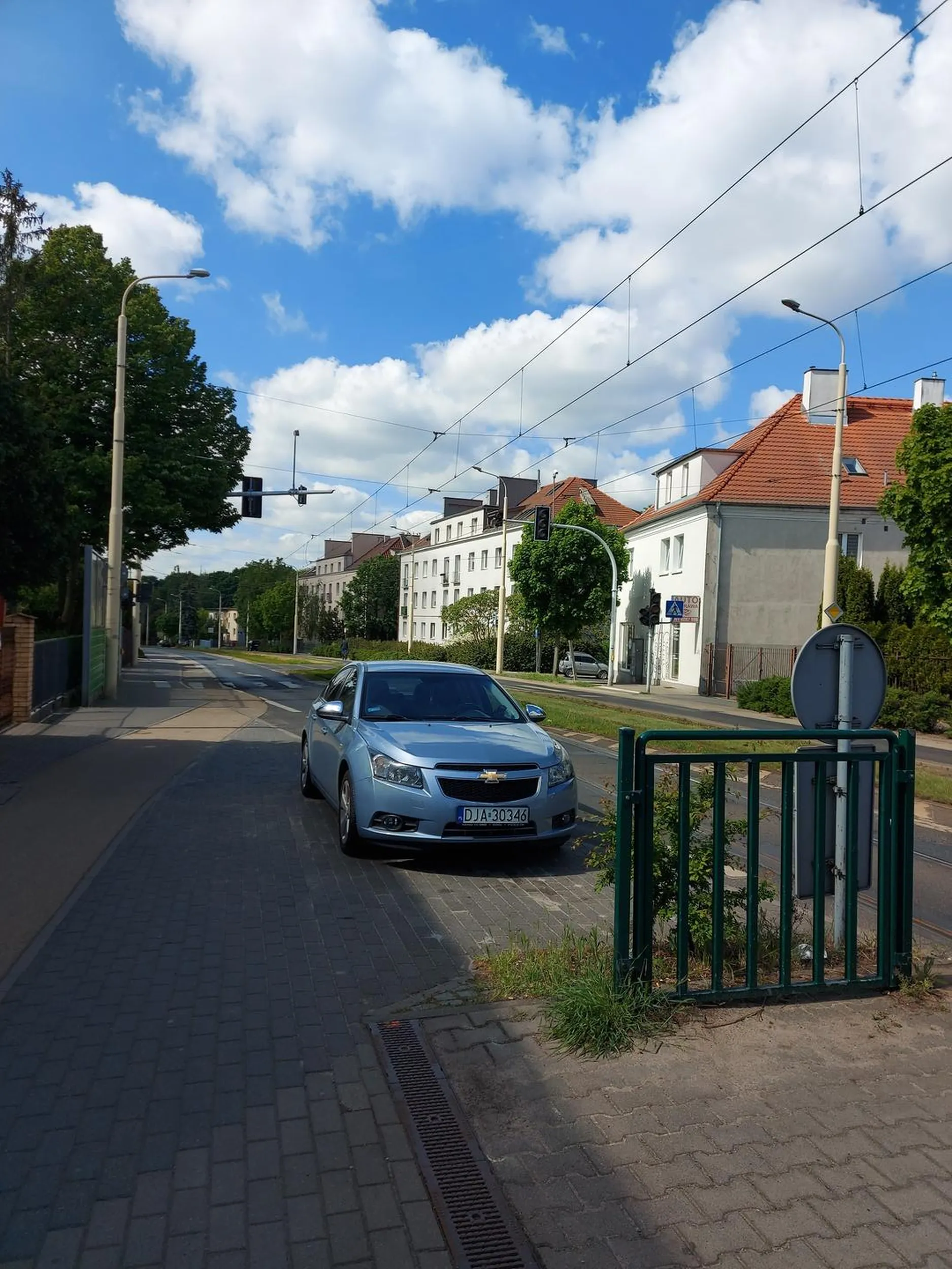 Lenistwo nie zna granic, a że przy przystanku tramwajowym na drodze dla rowerów i zasłaniając znaki? To już nieistotne.