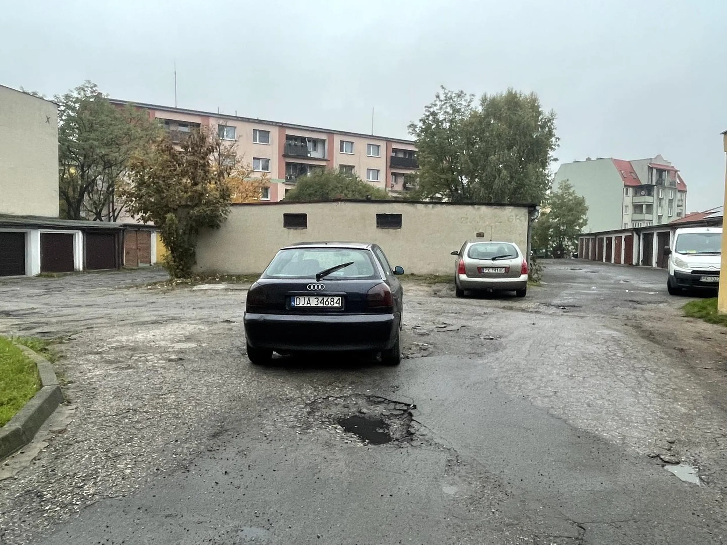 porzucenie auta na środku parkingu