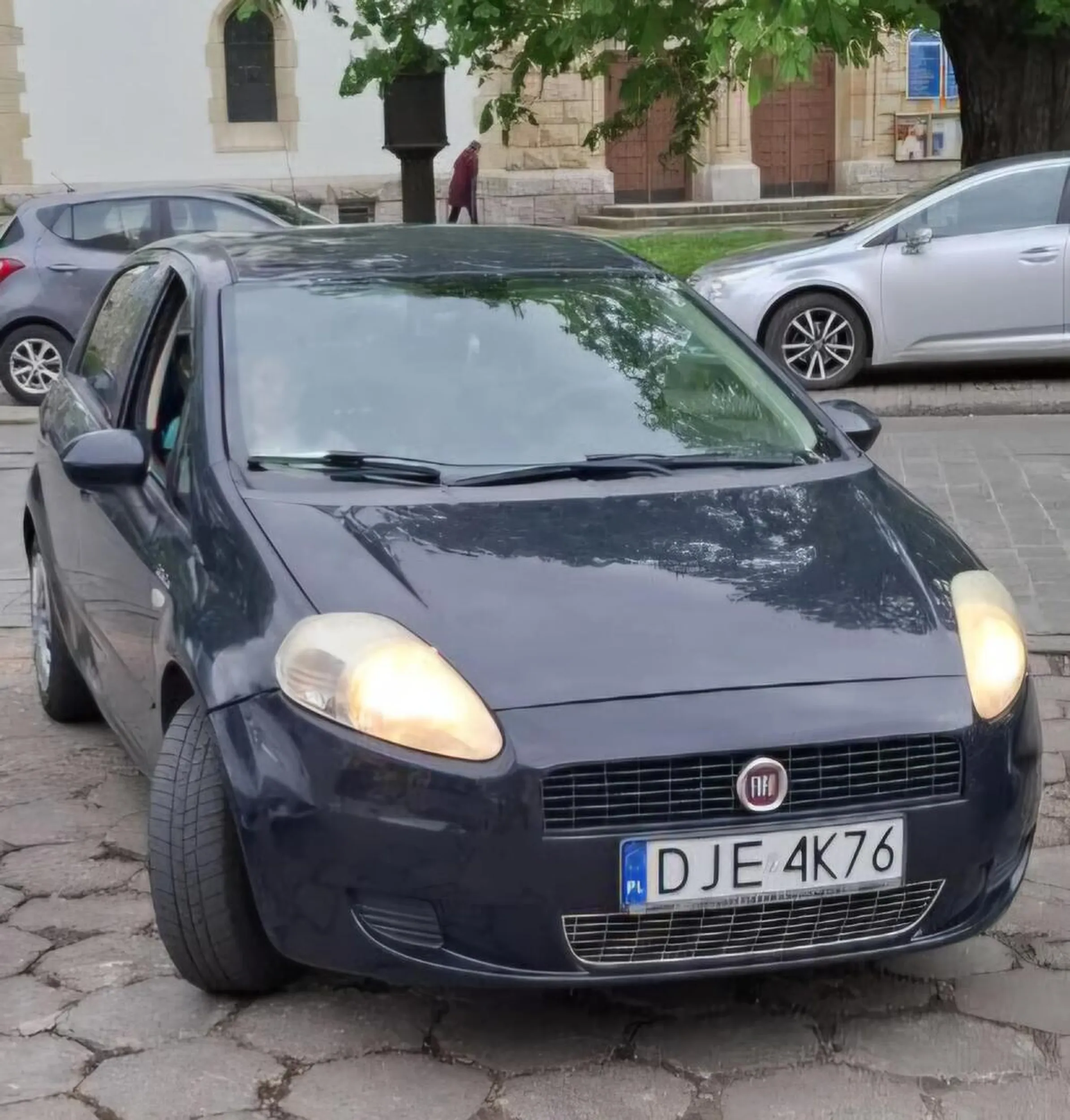 Parkowanie wbrew zakazowi parkowania. Blokuje przejazd innym samochodom. Pozostawił 4-5-letnie dziecko samo w samochodzie.