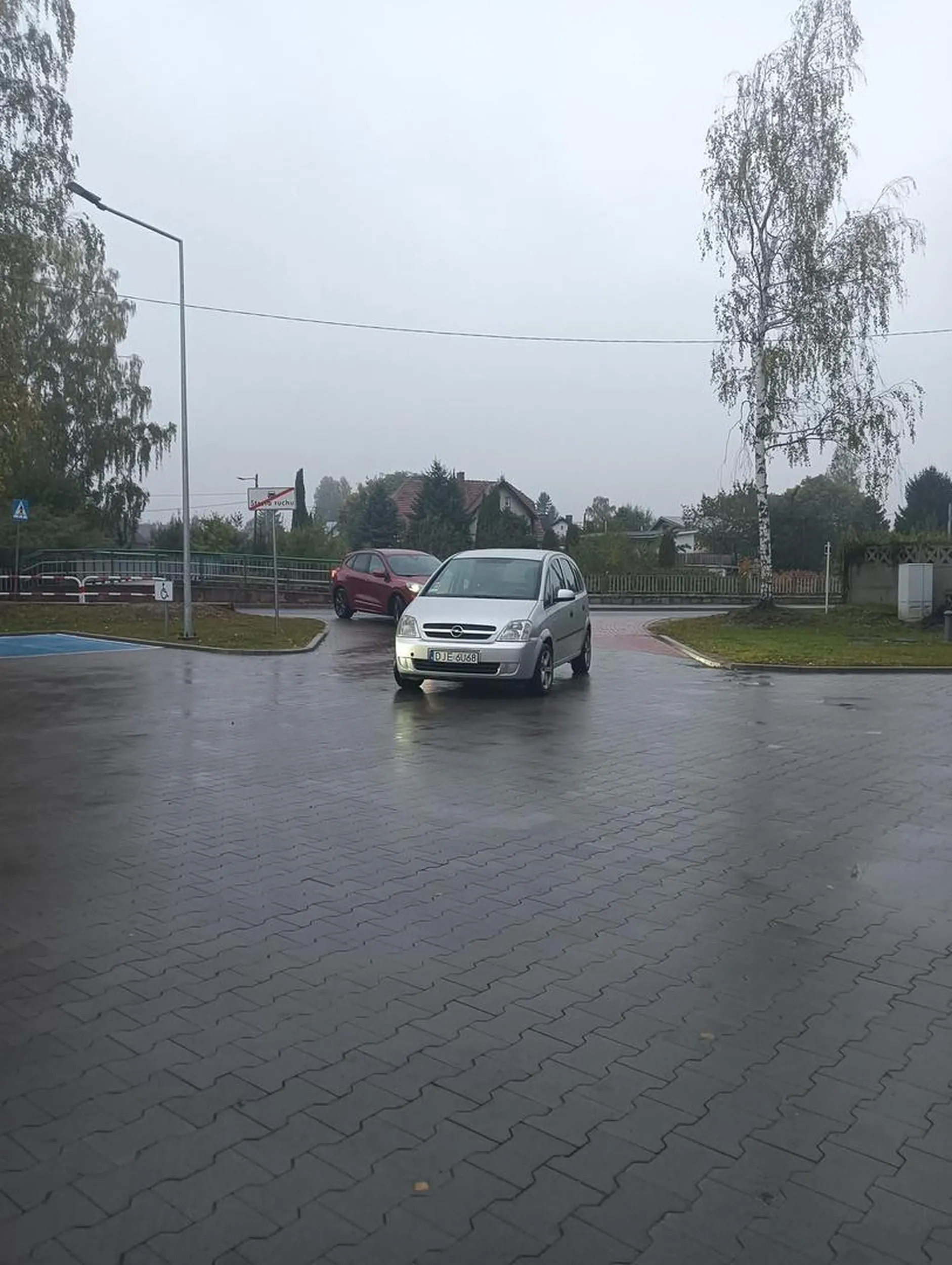 Pozdrawiam Panią, która na spokojnie robiła sobie zakupy zastawiając wjazd na  parking ? Po zakończonych zakupach, na spokojnie wsiadła i odjechała, pociesza mnie fakt, że słyszała Pani co sądzą inni klienci o takim zachowaniu ?