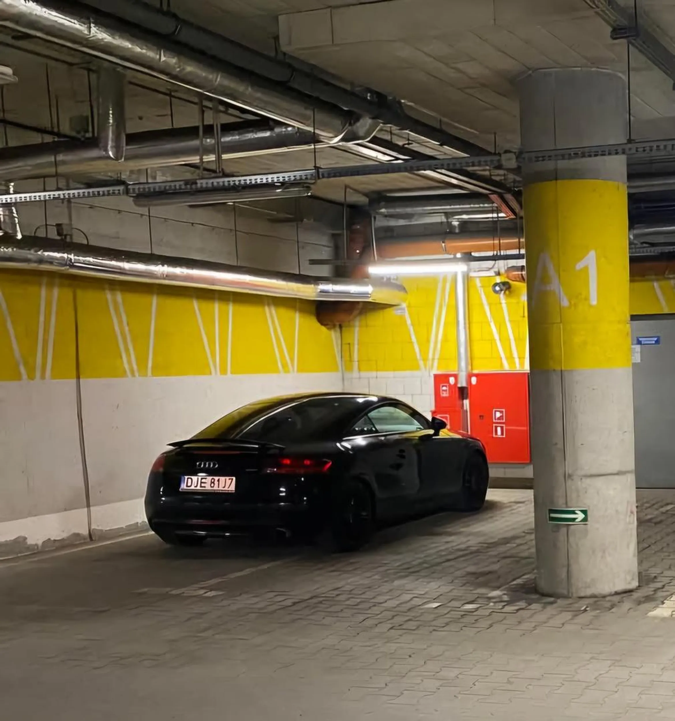 Kierowca audi nie potrafi parkować w liniach.