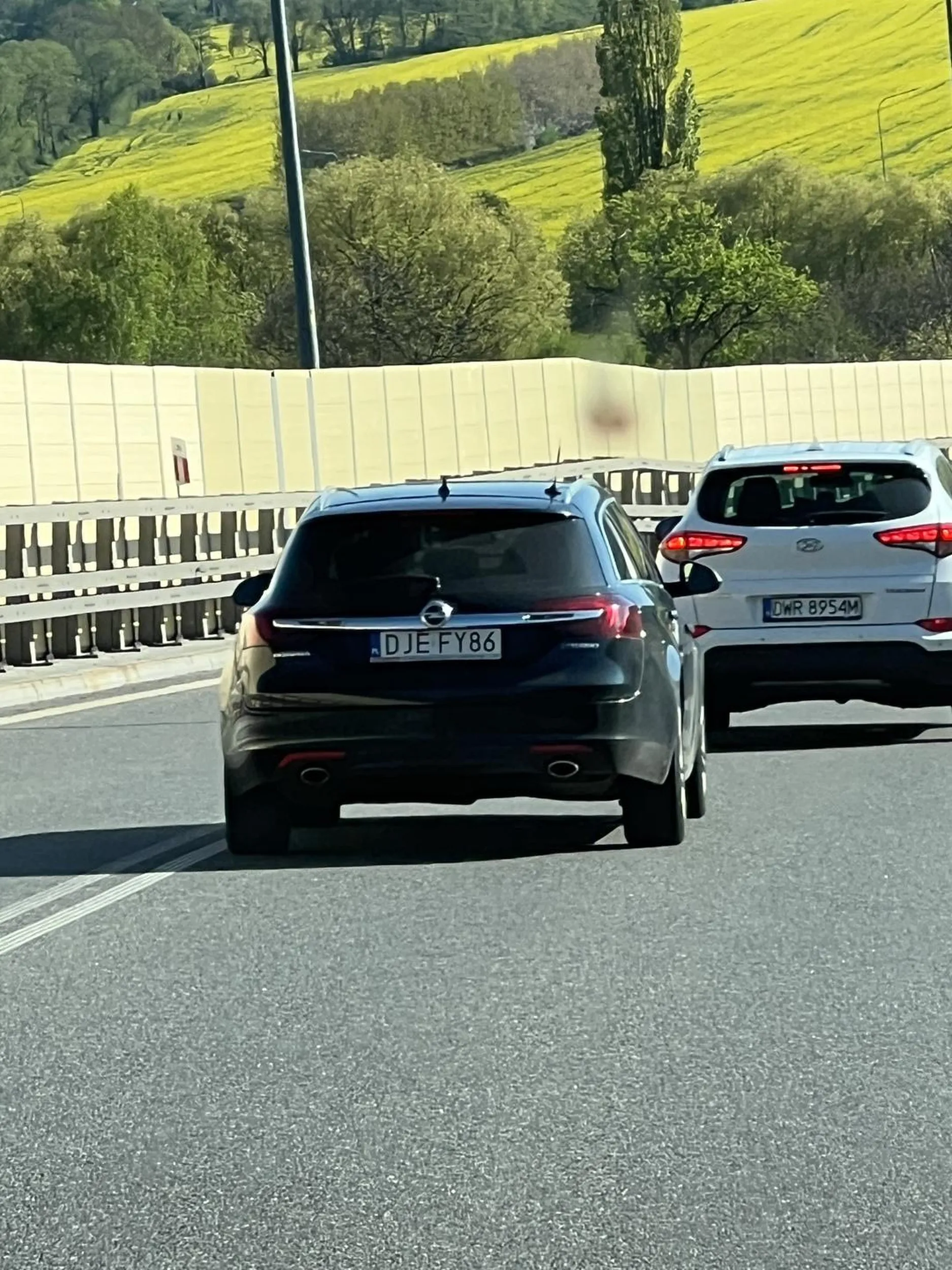 Siedzi na dupie innemu kierowcy. Najeżdża na środek utrudniając wyprzedzanie, a sam wyprzedza na ciągłych