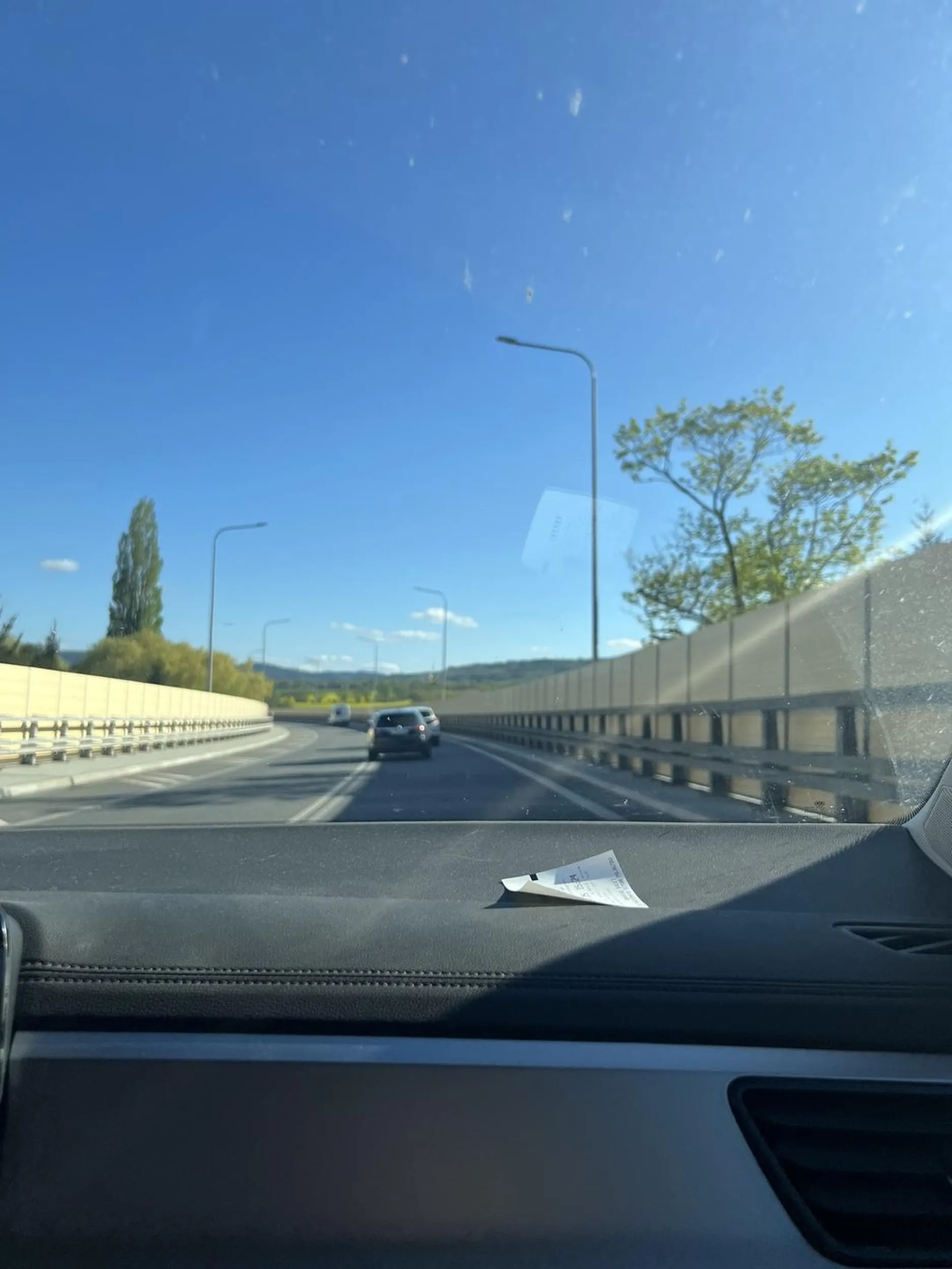 Siedzi na dupie innemu kierowcy. Najeżdża na środek utrudniając wyprzedzanie, a sam wyprzedza na ciągłych