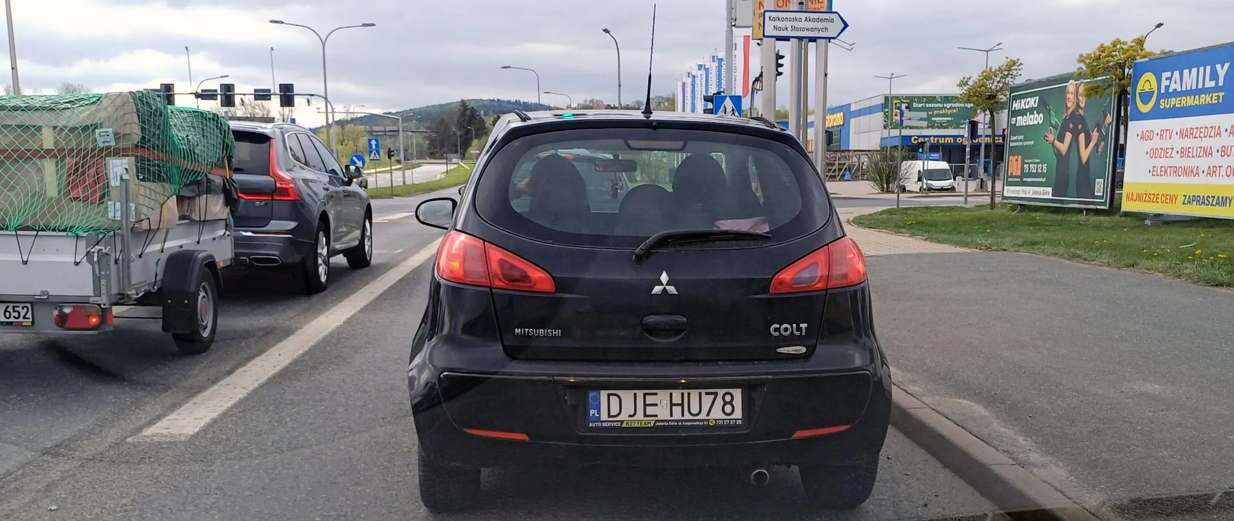 UWAGA – NIEBEZPIECZNA "KIEROWCZYNI" W JELENIEJ GÓRZE ! Zwracam uwagę na kobietę prowadzącą pojazd widoczny na zdjęciu (czarne Mitsubishi Colt, tablice rejestracyjne DJE HU78), poruszający się po ulicach Jeleniej Góry. Podczas jazdy estakadą, tuż przed skrzyżowaniem (widocznym na zdjęciu), kierująca nagle i gwałtownie przyspieszyła, aby w ostatniej chwili wyprzedzić mój pojazd. Wjechała przede mnie, zajeżdżając drogę dosłownie na centymetry - między przyczepkę jadącą lewym pasem a mój samochód po prawej stronie. Od poważnego wypadku dzieliły nas dosłownie „żyletki”. Zachowanie kierującej było skrajnie nieodpowiedzialne i mogło doprowadzić do poważnych konsekwencji. Proszę zachować szczególną ostrożność w przypadku spotkania tego pojazdu - jego "kierowczyni" jest nieprzewidywalna i stanowi realne zagrożenie na drodze.