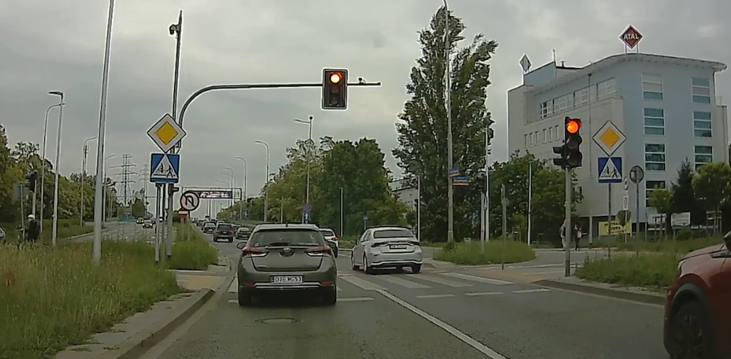 Po zapaleniu zielonego jedzie 20km/h lewym pasem i blokuje ruch. Następnie przejeżda skrzyżowanie na czerwonym bo nagle się jej spieszy.