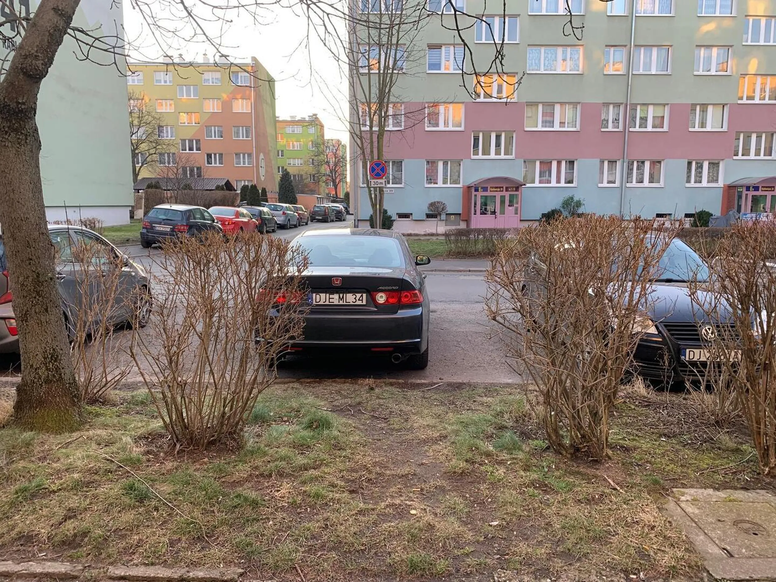 Brak umiejętności parkowania - pojazd zajmuje dwa miejsca parkingowe.