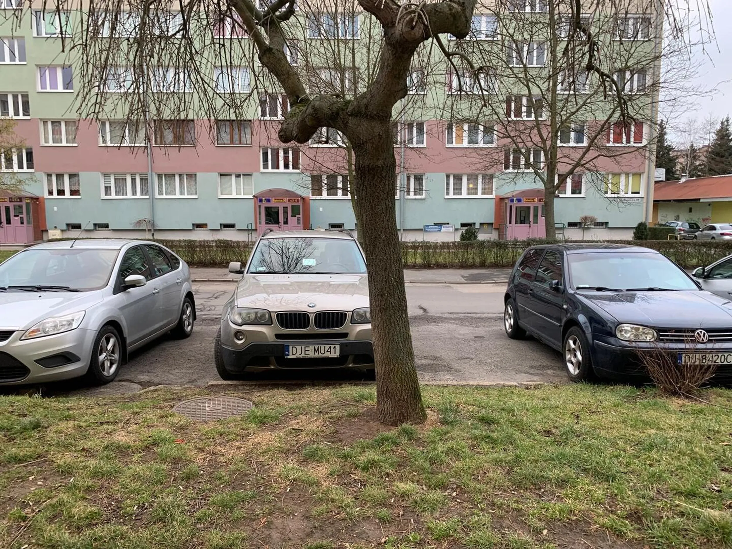 Brak umiejętności parkowania - pojazd zajmuje dwa miejsca parkingowe.