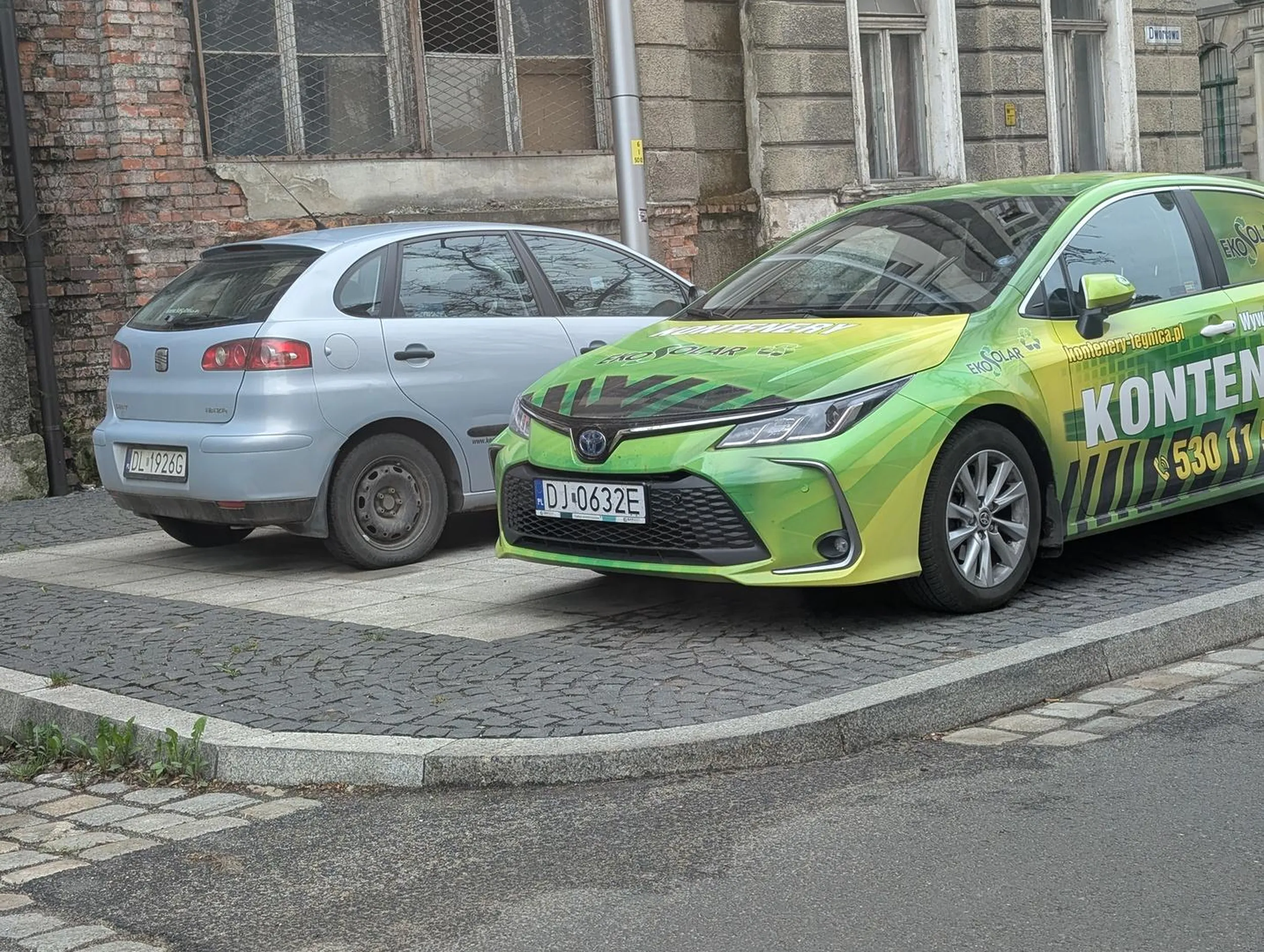 tak się nie omija płatności za parking stojąc na zakazie, na chodniku...