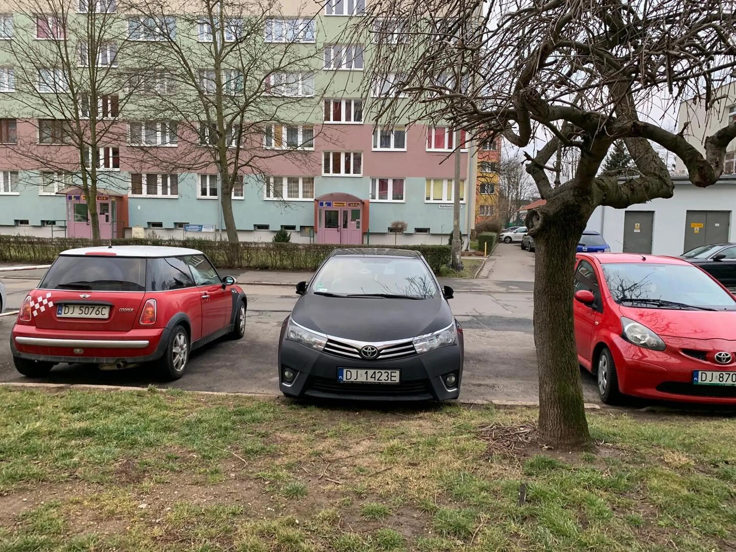 Brak umiejętności parkowania - pojazd zajmuje dwa miejsca parkingowe.