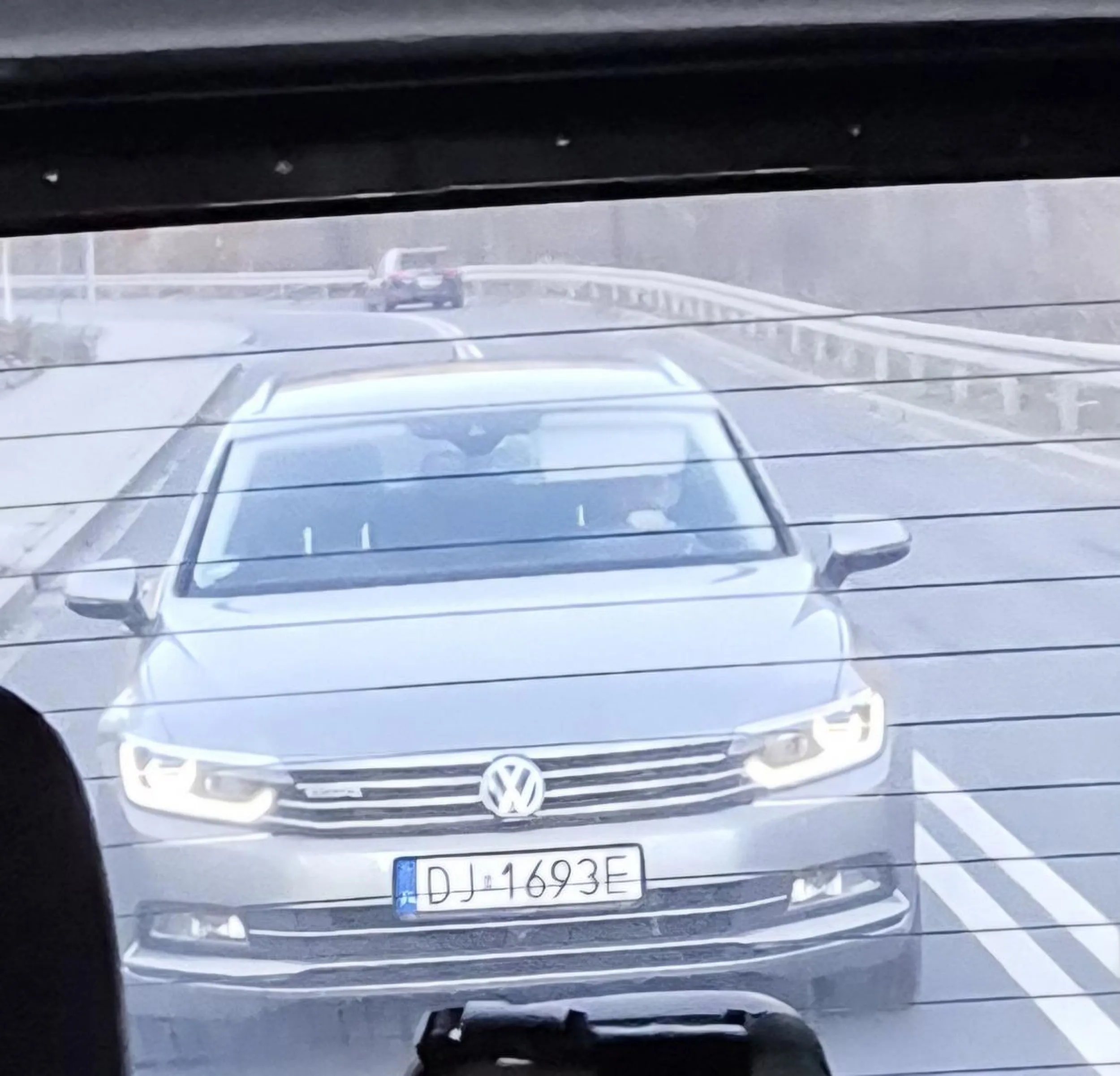 Najpierw siedział na zderzaku pojazdu, który poruszał się z maksymalną dopuszczalną prędkością, a następnie postanowił wyprzedzić na podwójnej ciągłej przed przejściem dla pieszych..