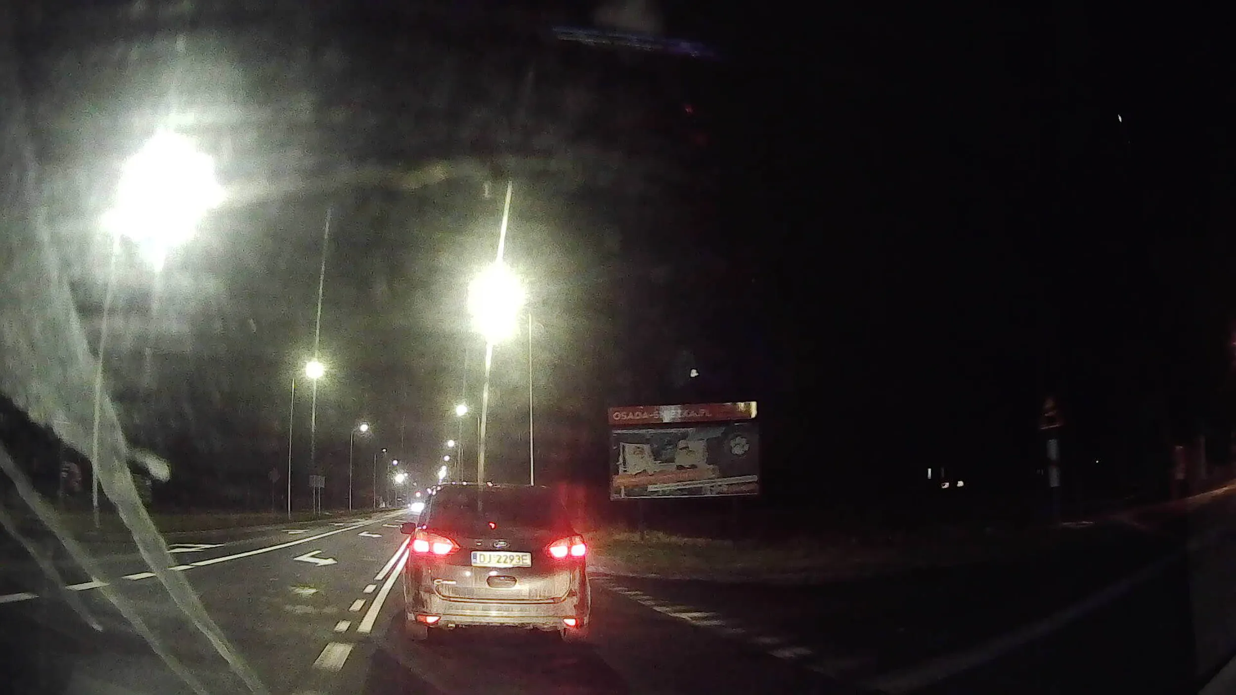 To mistrz wyprzedzania. Rozpoczyna manewr, kiedy powinien go kończyć i po obszarze wyłączonych z ruchu oraz pasie do lewoskrętu. Następnie wyprzedzał 2 auta [w tym L-kę] ale nie zdołał ani jednego bo zatrzymała go wysepka, więc grzecznie wrócił na prawy pas. Miejsce: skrzyżowanie wojcieszyce/cieplice przy torach kolejowych. Kierunek: orle.