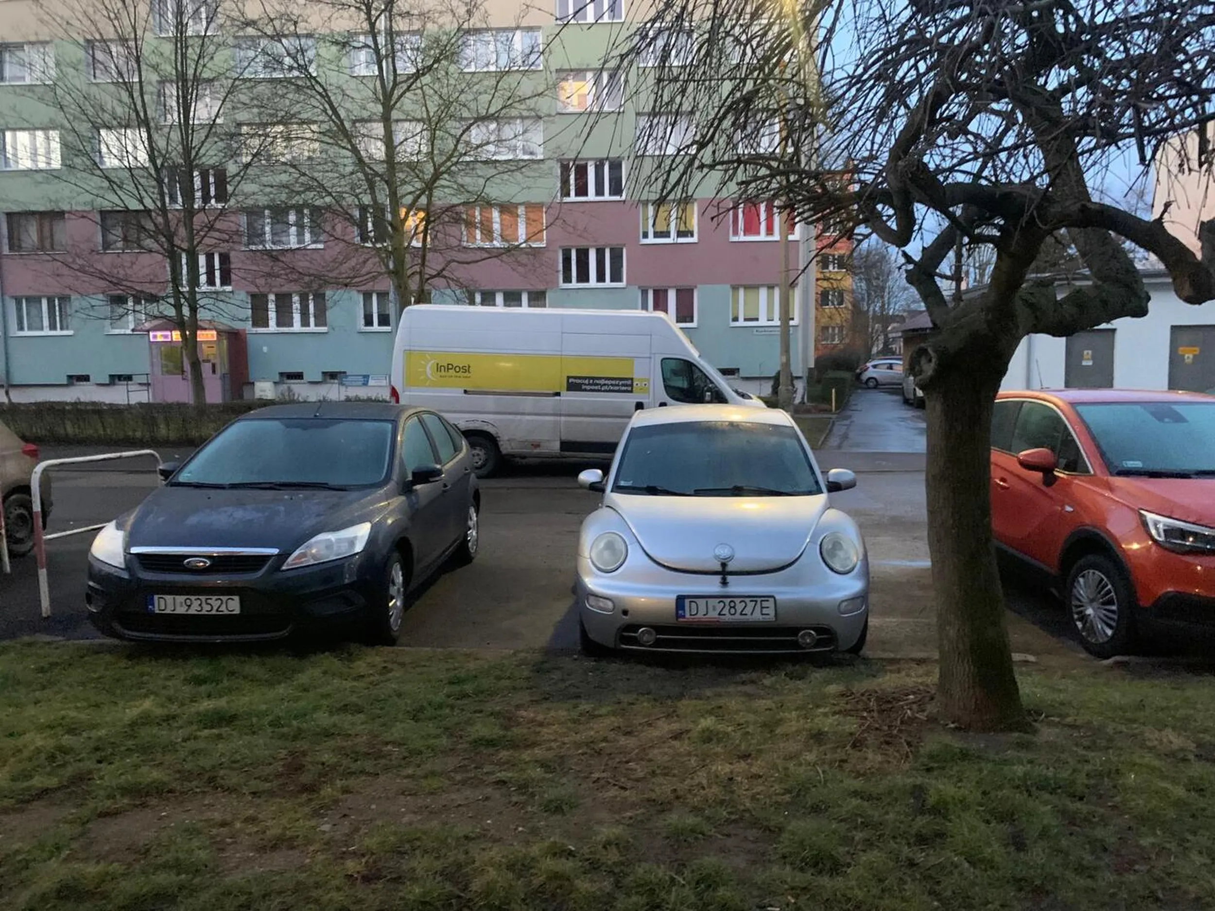 Brak umiejętności parkowania - pojazd zajmuje dwa miejsca parkingowe.