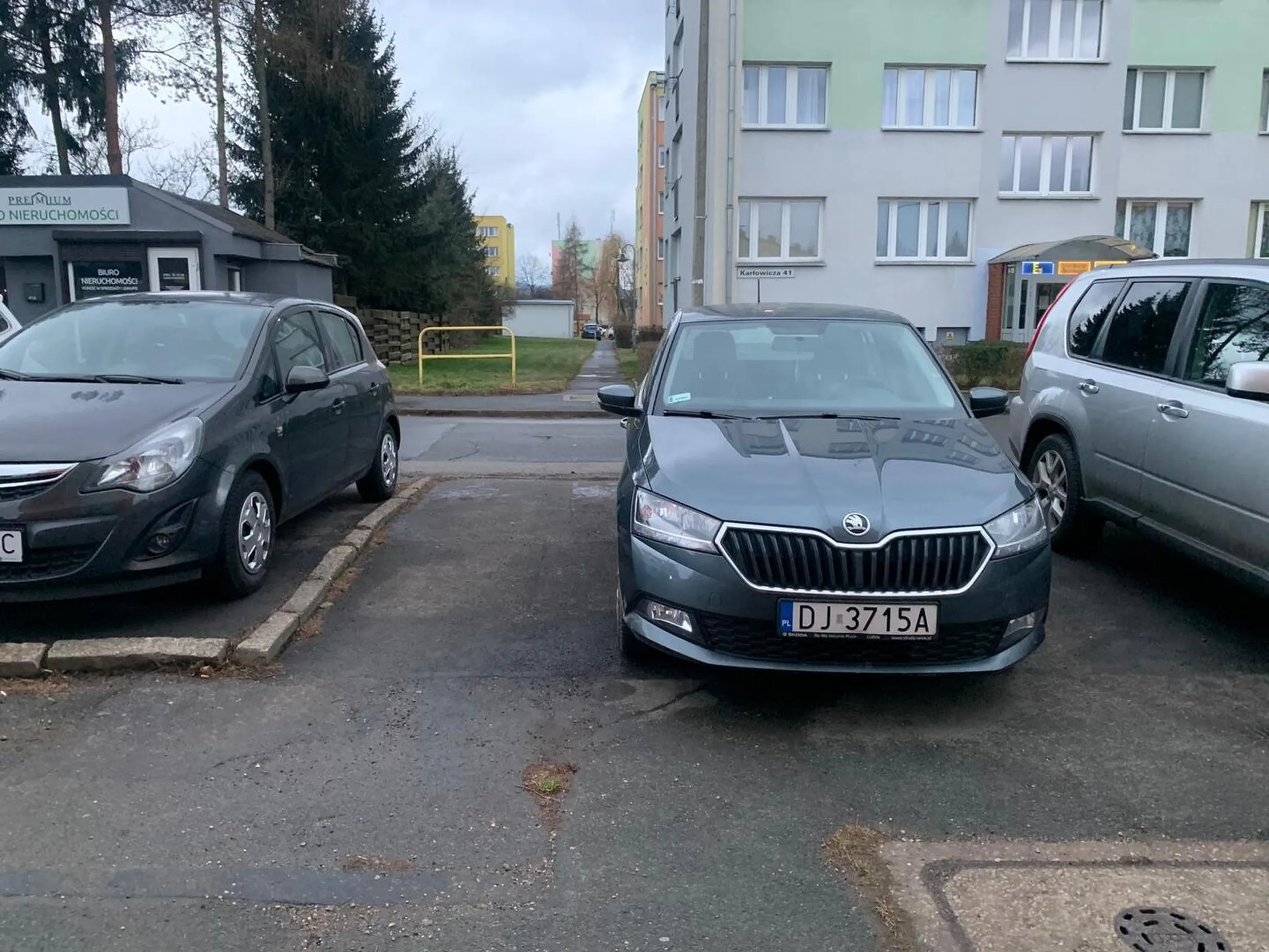 Brak umiejętności parkowania - pojazd zajmuje dwa miejsca parkingowe.