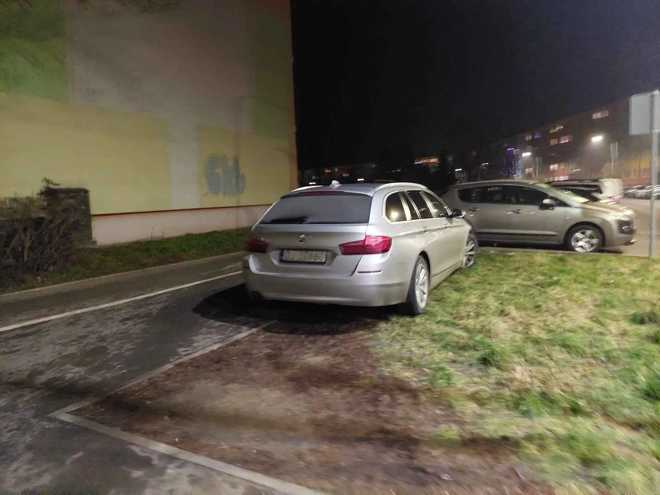 Wydaje mi sie że tu nie ma parkingu inwalido :-