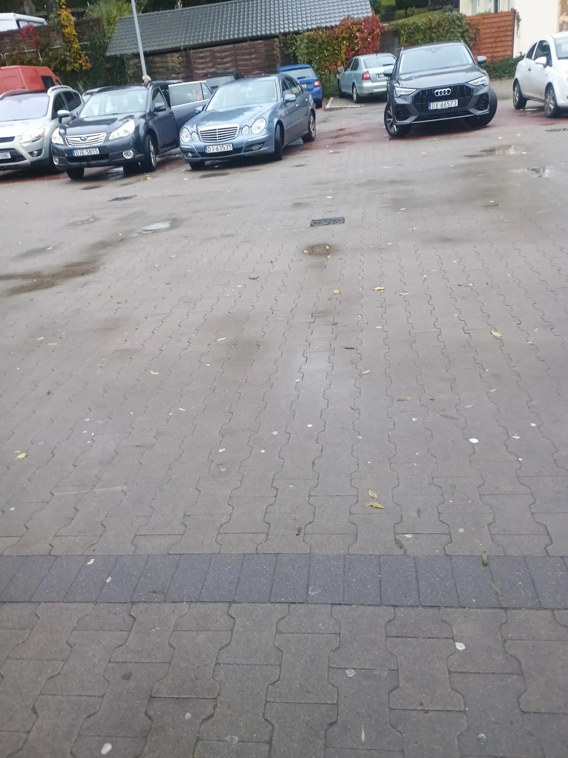 Proponuję się cofnąć na kurs bo parkowanie prosto przodem nie jest wy granicach tolerancji. Sprzedaj dziadzie samochód i se kup kurs bo jeździsz jak peda* Biedronka ul Sudecka Jelenia Góra