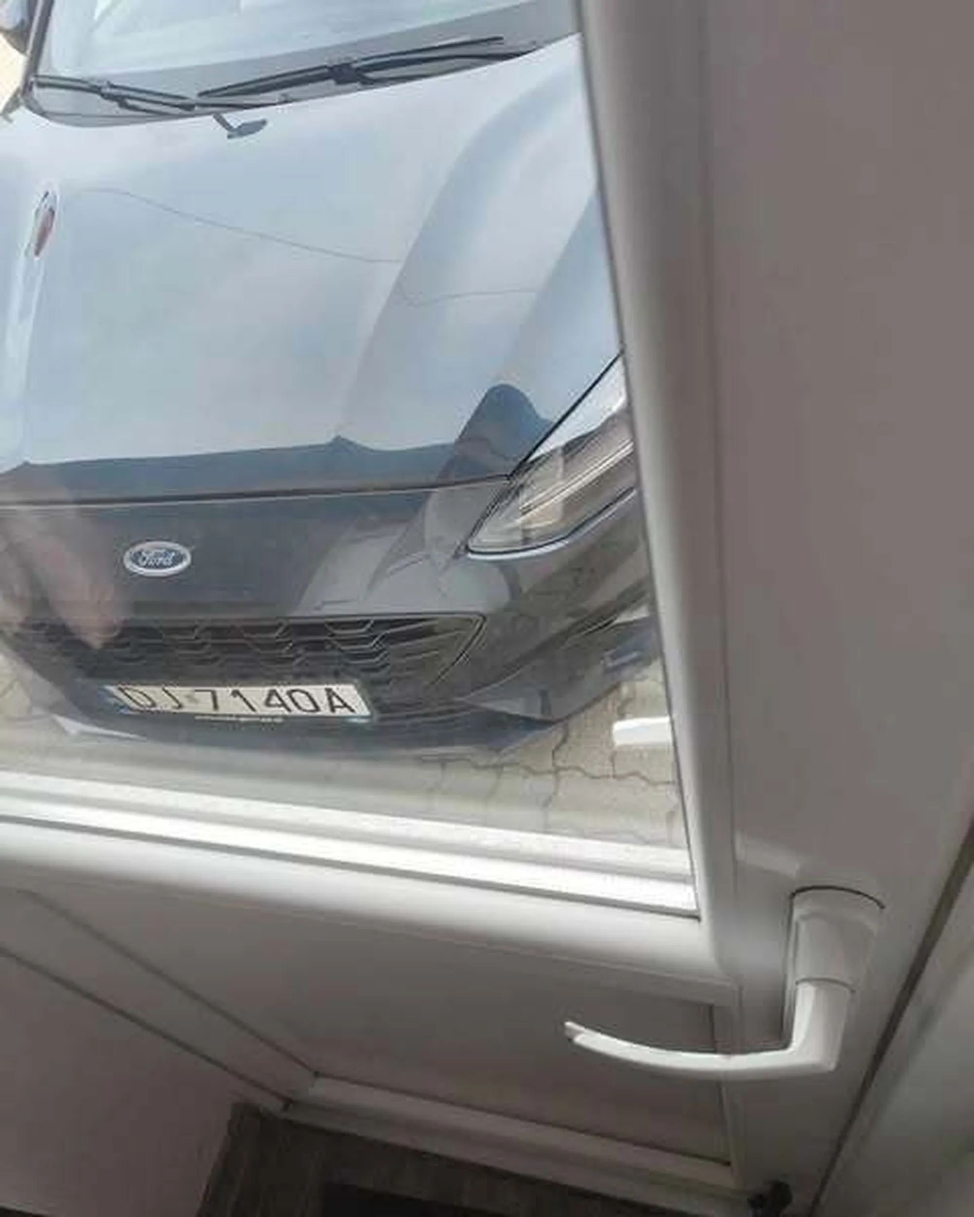 Zaparkował przed samymi drzwiami do punktu uslugowego