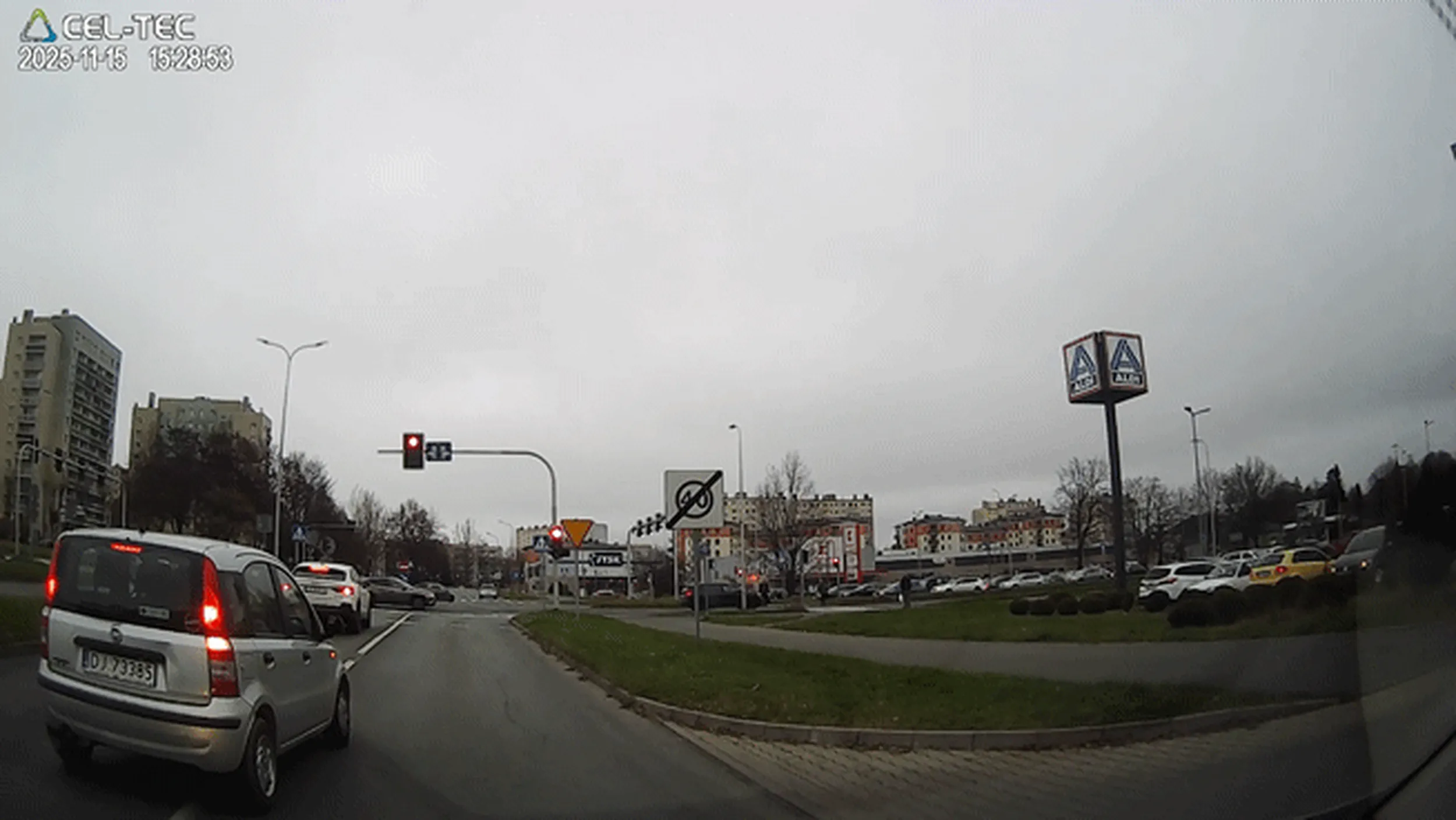 Zaczęło sie od tego że gość musiał być za wszelką cenę pierwszy przed światlami. Kiedy chciałem to wyjaśnić zaczął spier...ć, stwarzając na parkingu inne zagrożenia, jak jazda pod prąd z zajeżdżaniem drogi, wyprzedzanie przed przejściem dla pieszych. A dalej również niezatrzymamie na stopie... Musiał nieźle narobić pod siebie ;)