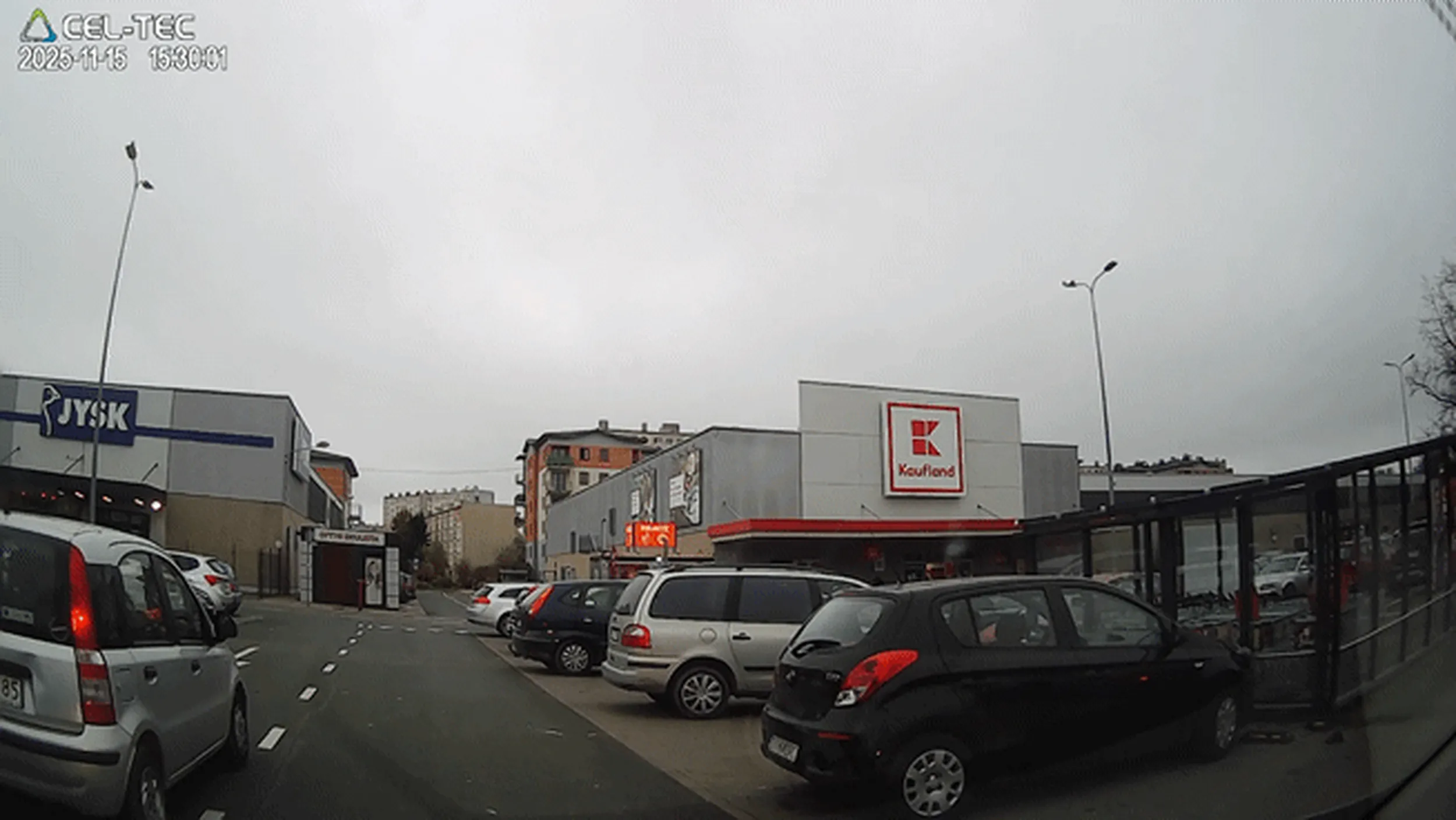 Zaczęło sie od tego że gość musiał być za wszelką cenę pierwszy przed światlami. Kiedy chciałem to wyjaśnić zaczął spier...ć, stwarzając na parkingu inne zagrożenia, jak jazda pod prąd z zajeżdżaniem drogi, wyprzedzanie przed przejściem dla pieszych. A dalej również niezatrzymamie na stopie... Musiał nieźle narobić pod siebie ;)