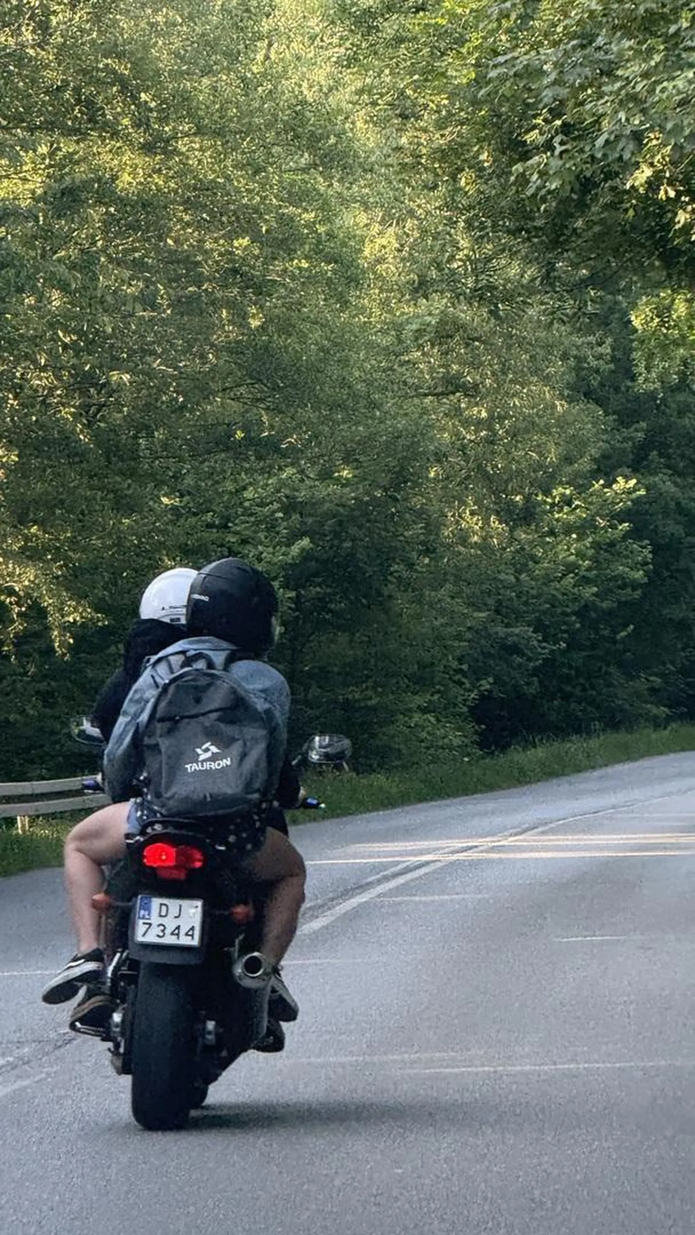 Totalny gamoń na motorku, „król drogi” łamie przepisy, wyprzedza na trzeciego. Jak usłyszał klakson to hamował i celowo chciał  doprowadzić do zderzenia. Później chciał uciec ale samochodem okazałem się szybszy i po wszystkim jak ci*a uciekł.