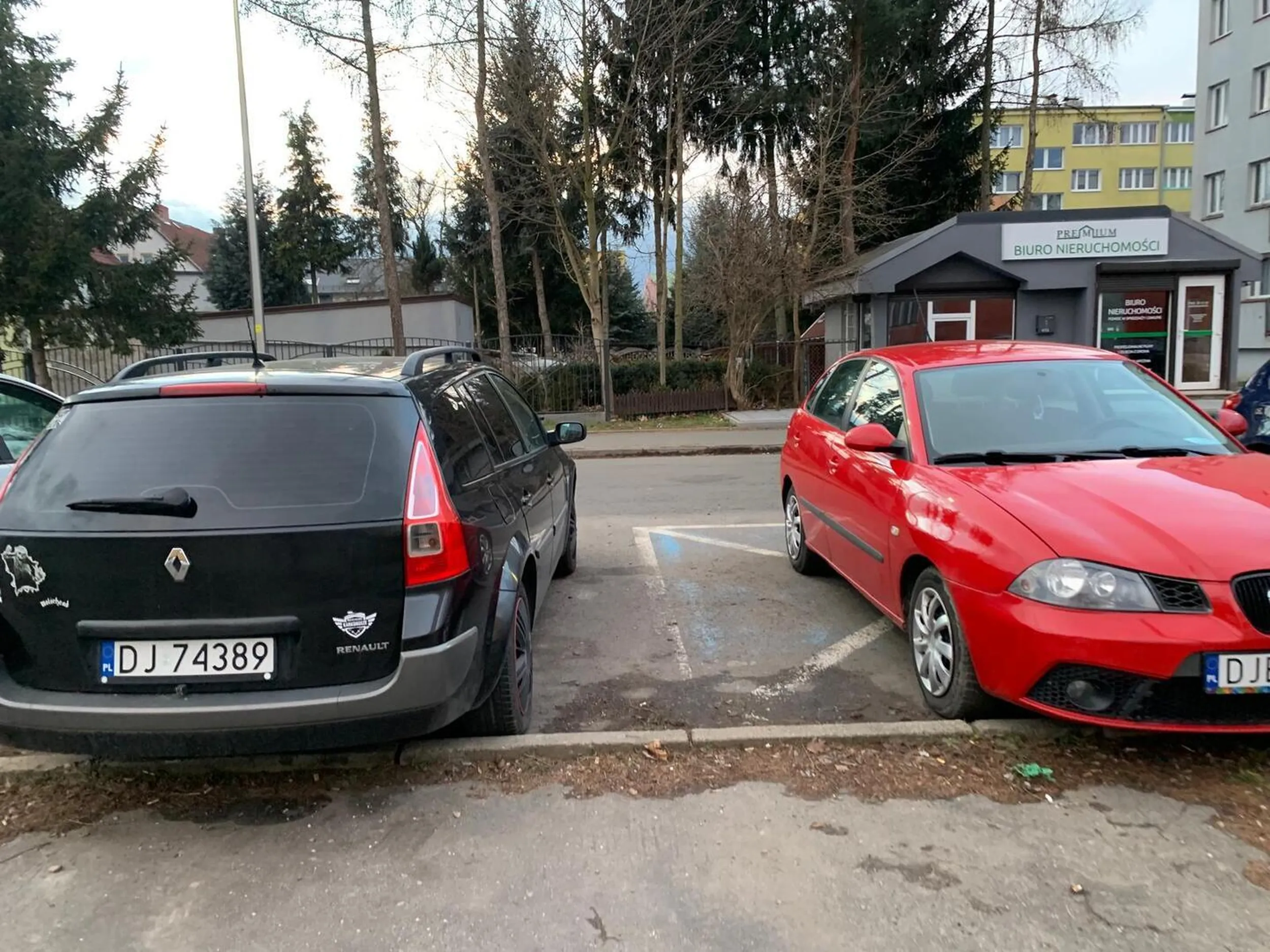 Brak umiejętności parkowania - niepotrzebny dystans do linii miejsca dla inwalidów.