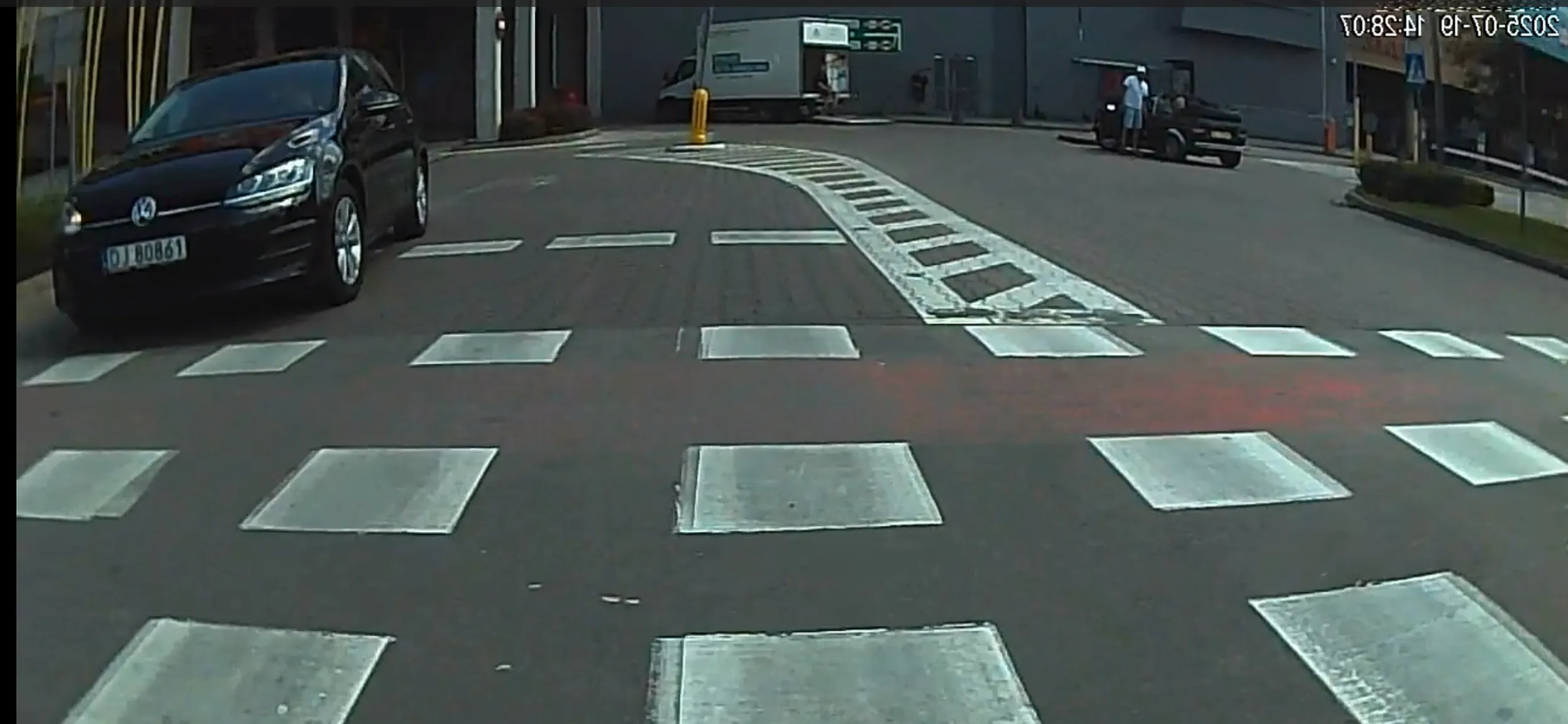 Baaaardzo wredne babsko, stanęła po środku a właściwie to bardziej po prawej, dojechałem od lewej z zamiarem lewoskrętu. Zamiast uświadomić sobie swój błąd zaczęła się pchać przede mnie, machając łapkami i trąbiąc.